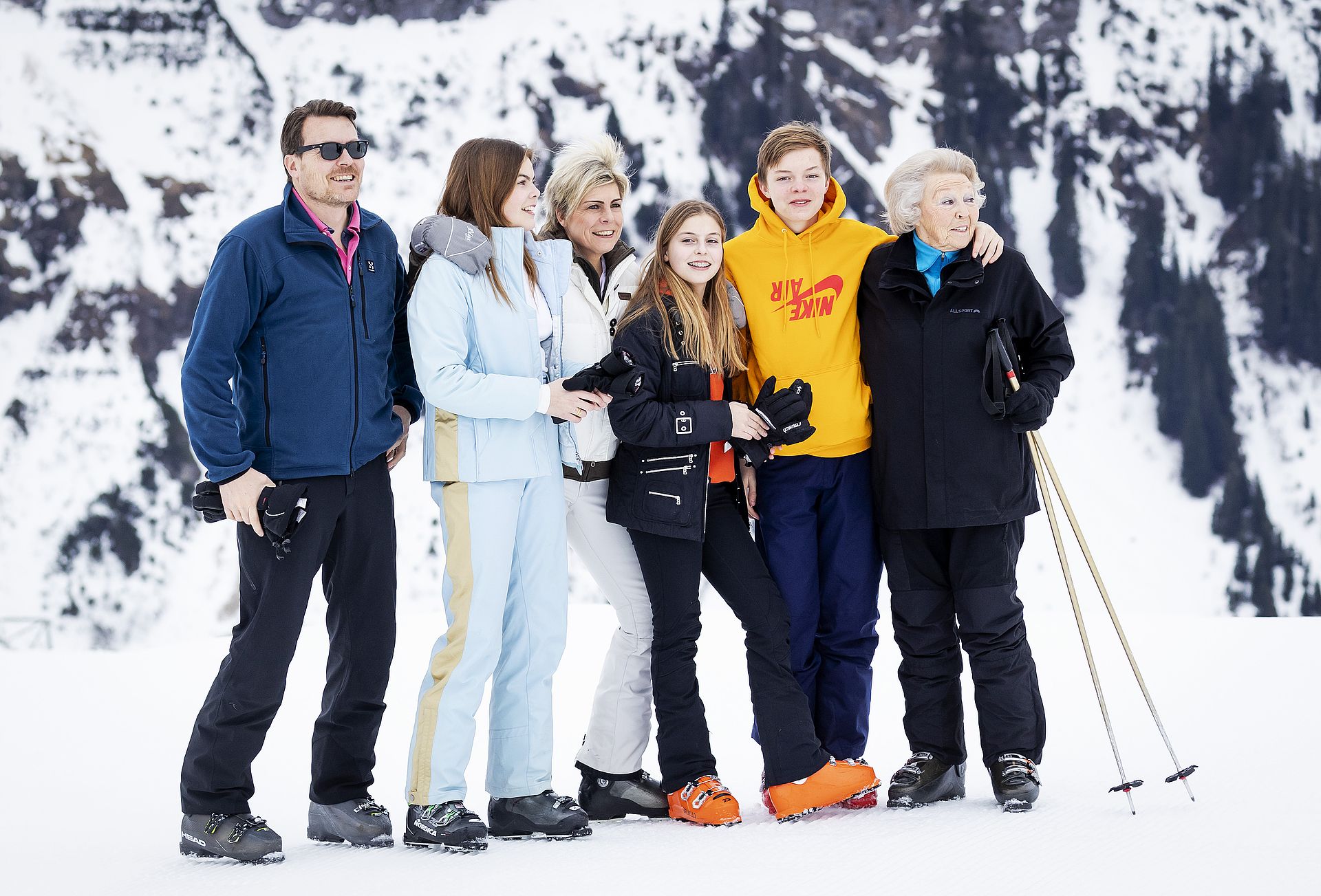Samen met het gezin van prins Constantijn gaat prinses Beatrix op de foto in Lech, 2020.