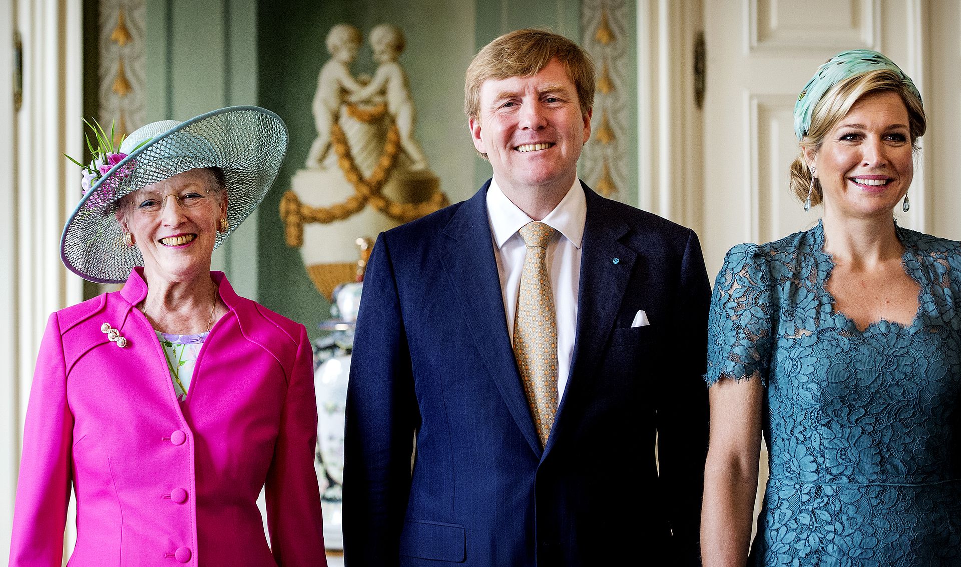 In april 2013 wordt Willem-Alexander ingehuldigd tot koning van Nederland. Twee maanden later brengt
