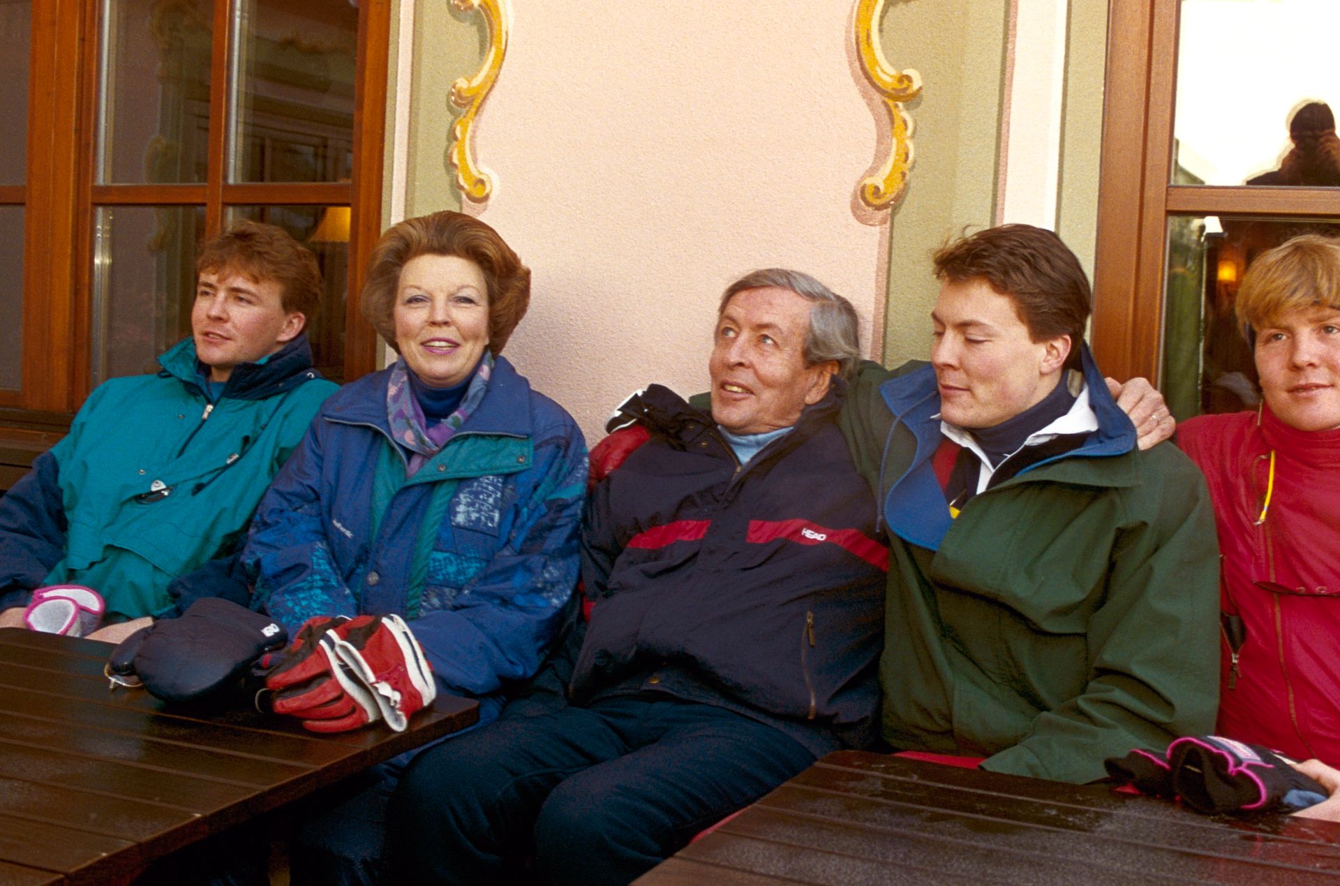 Claus en zijn gezin op wintersport in Lech.