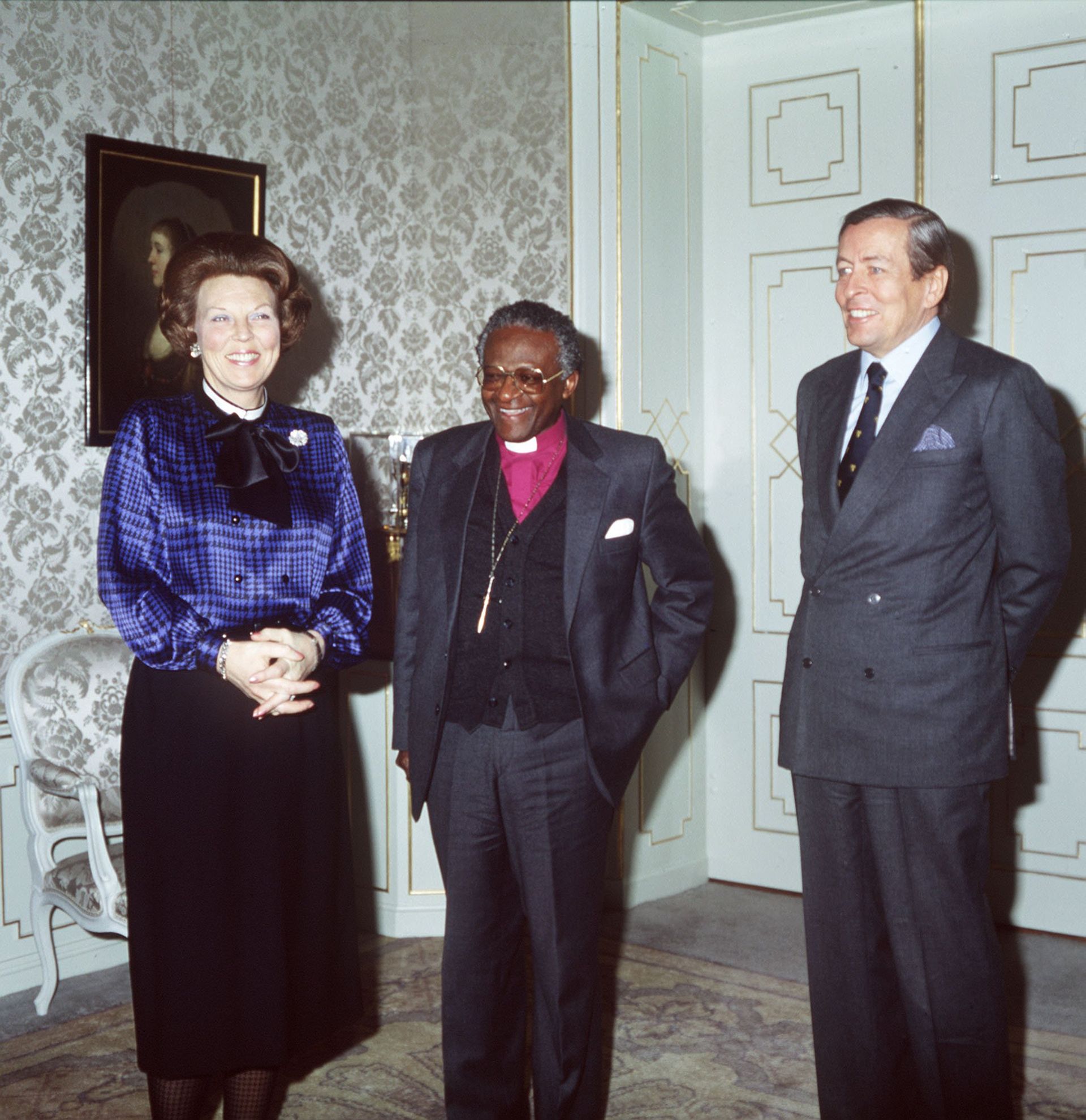 1983: Beatrix en Claus onderhouden een goede band met de aartsbisschop.
