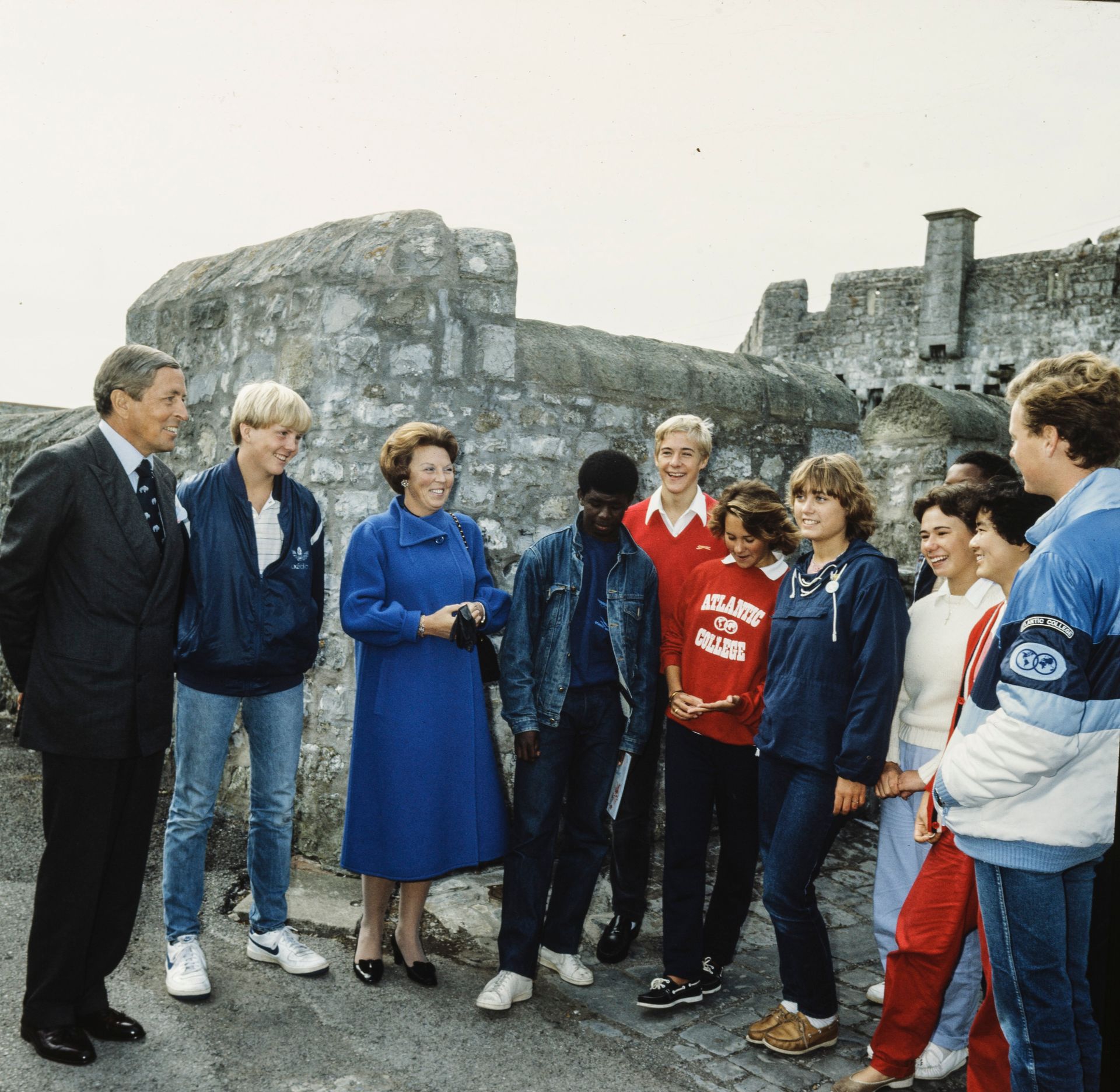 1983: prins Willem-Alexander maakt kennis met zijn nieuwe klasgenoten in Wales.