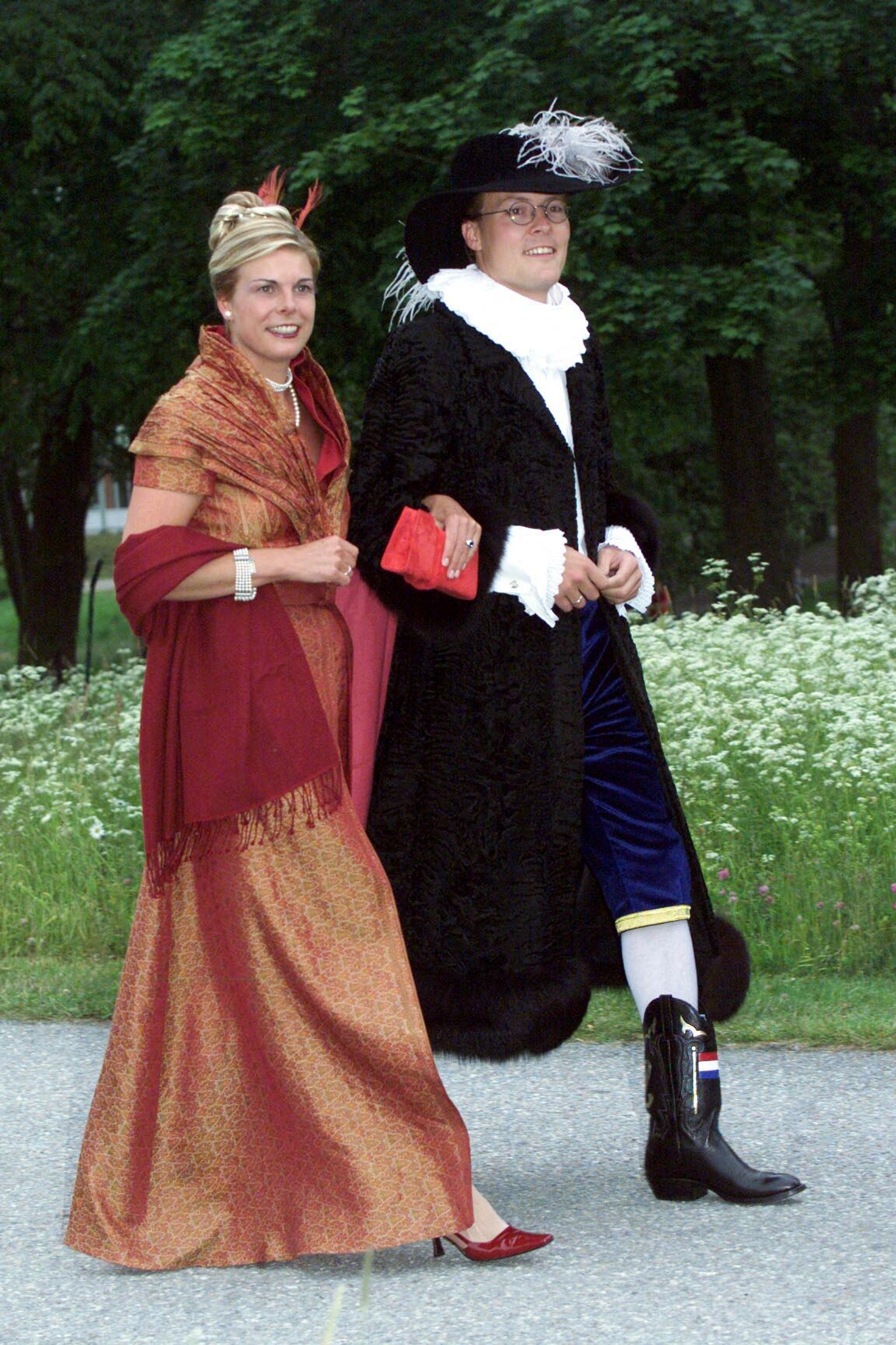 Kort na hun huwelijksdag verschijnt het pasgetrouwde paar op het 25-jarig huwelijksfeest van koning