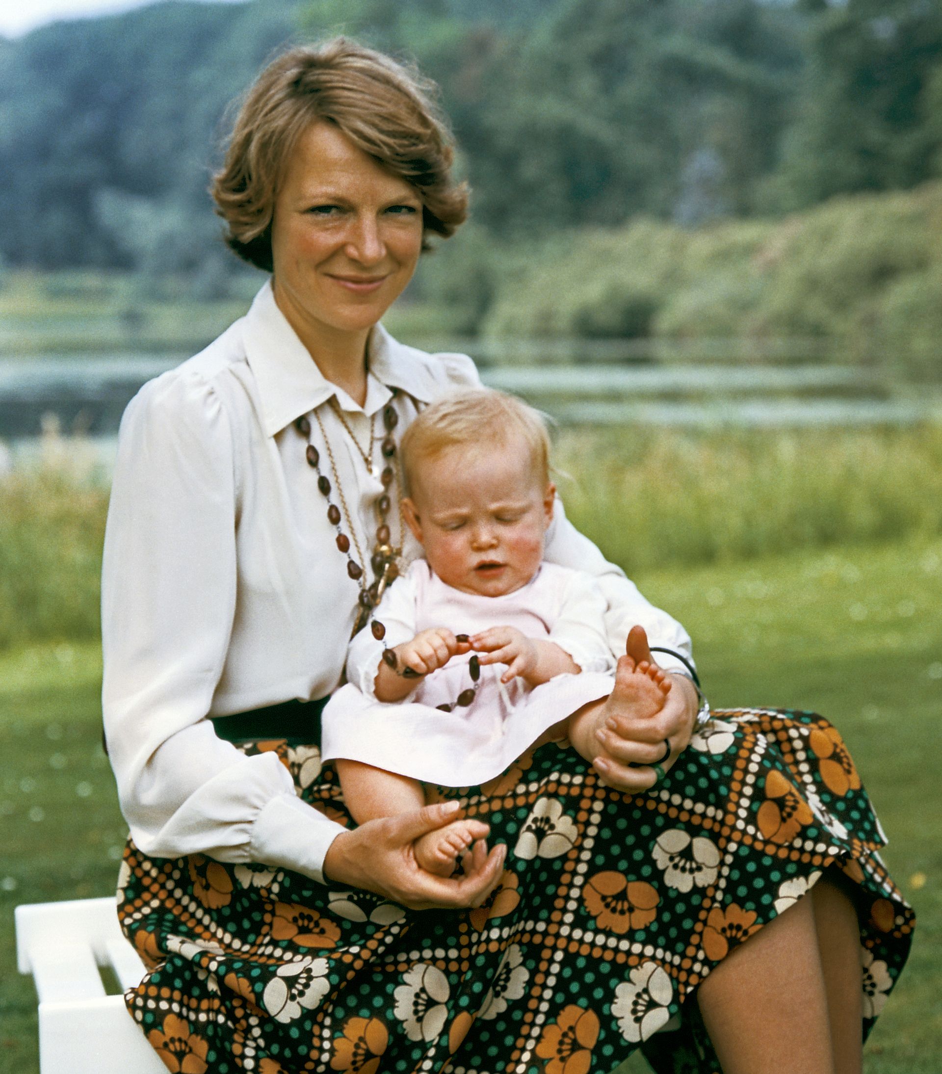 Prinses Carolina op schoot bij haar moeder in de tuin van Paleis Soestdijk, zomer 1975.