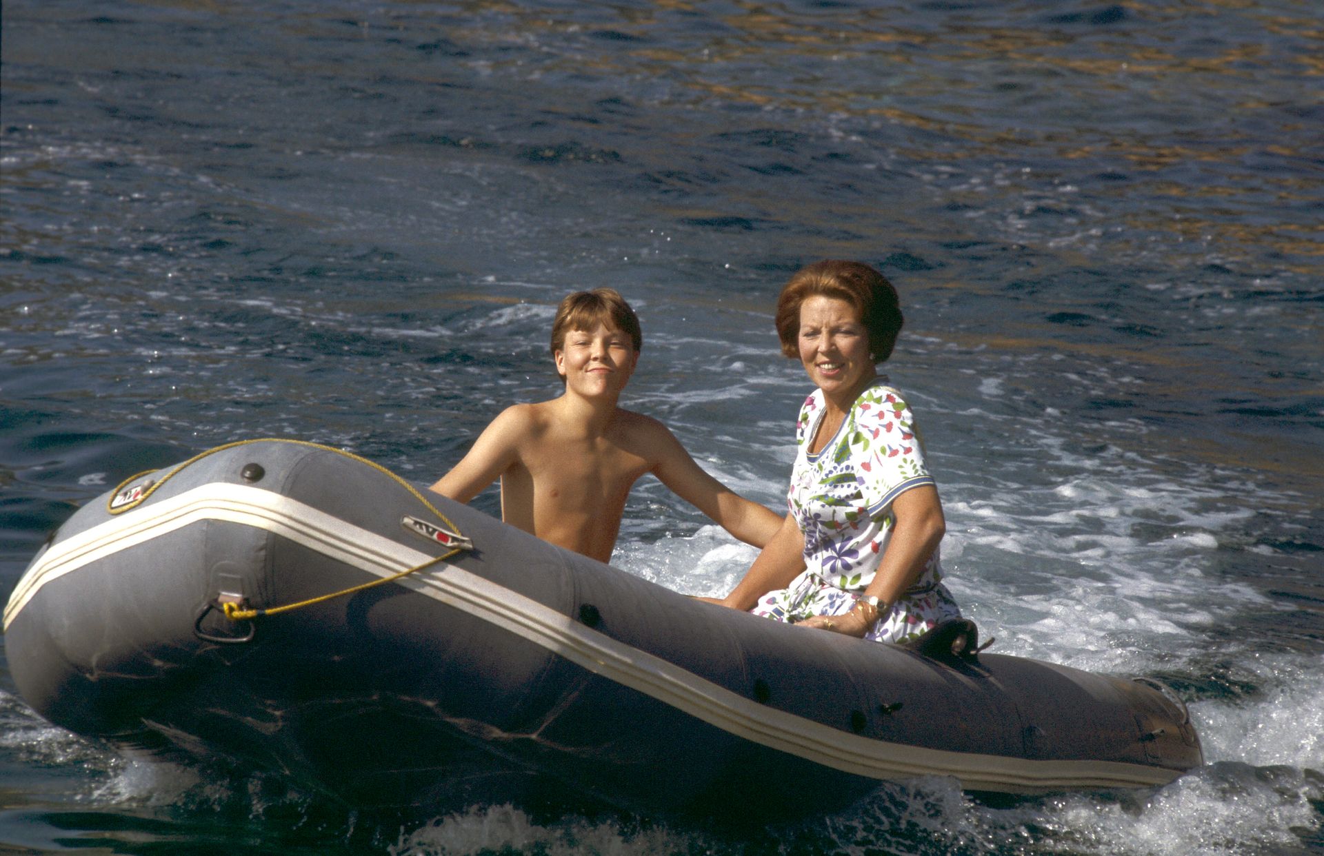 Ook in 1984 brengt het koninklijk gezin de zomervakantie in Italië door. Constantijn en Beatrix