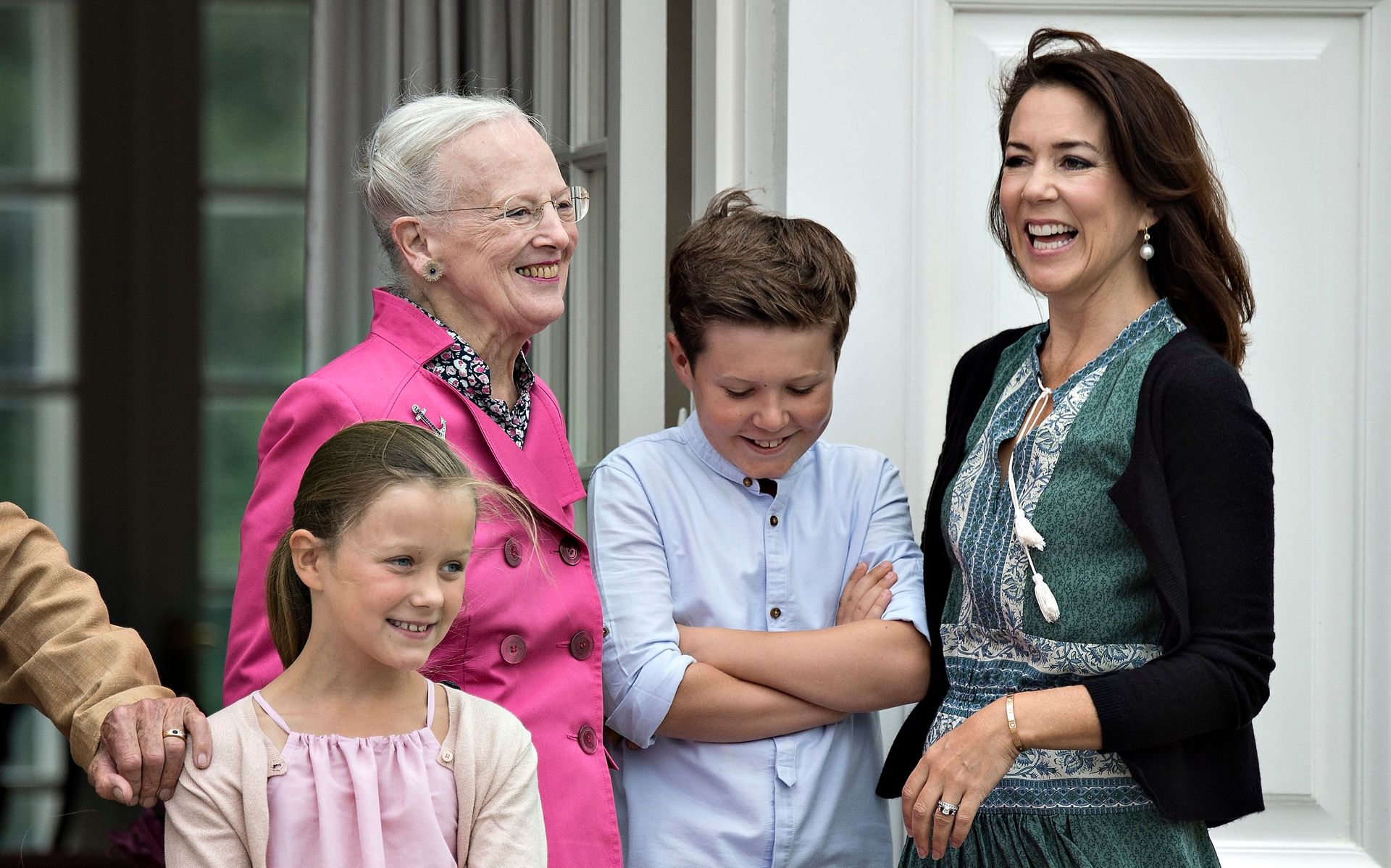 Prins Christian poseert samen met zijn oma, zusje en moeder op de trappen van Kasteel Gråsten. De