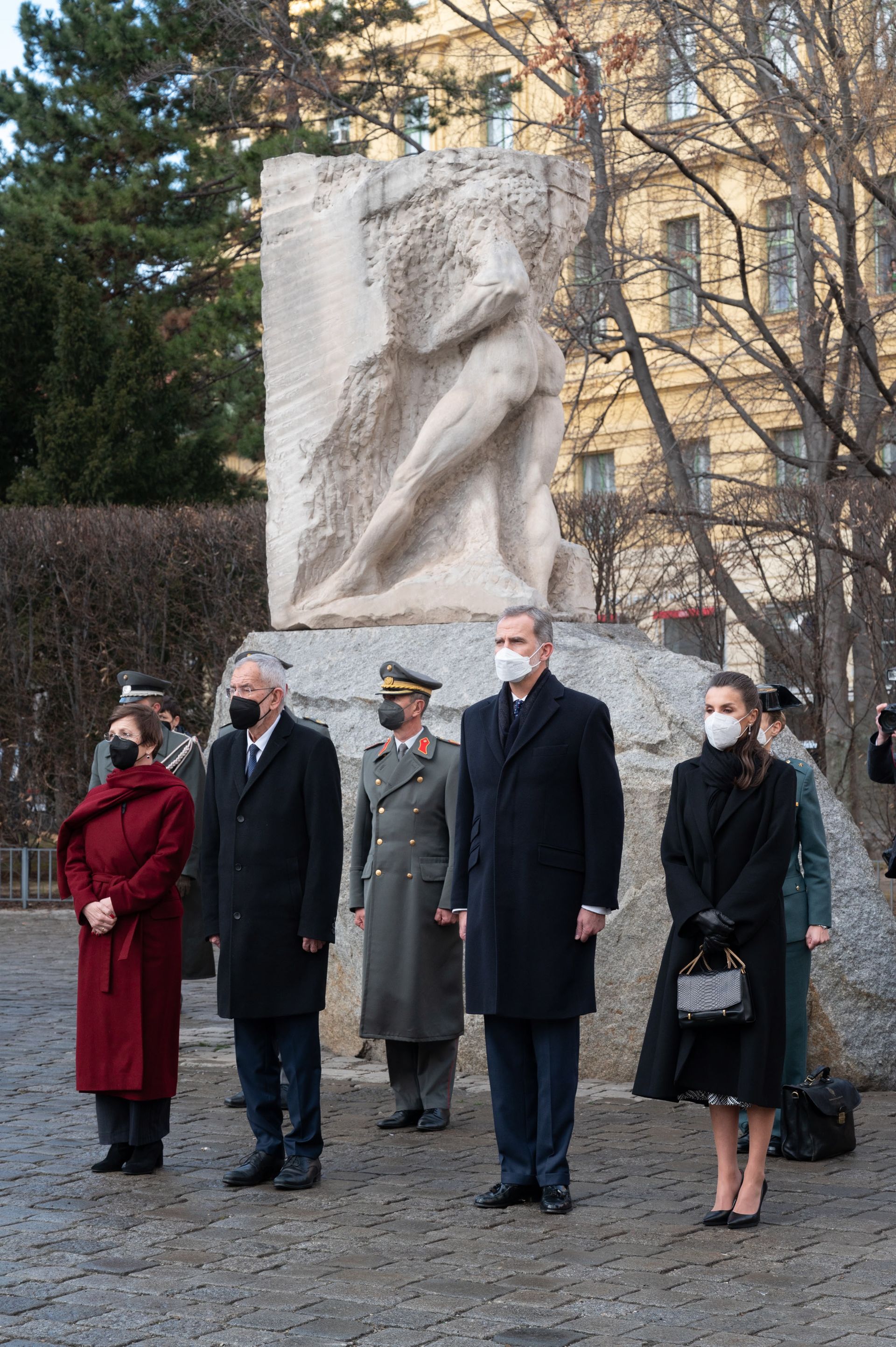 Koning Felipe en koningin Letizia gedenken de oorlogsslachtoffers.