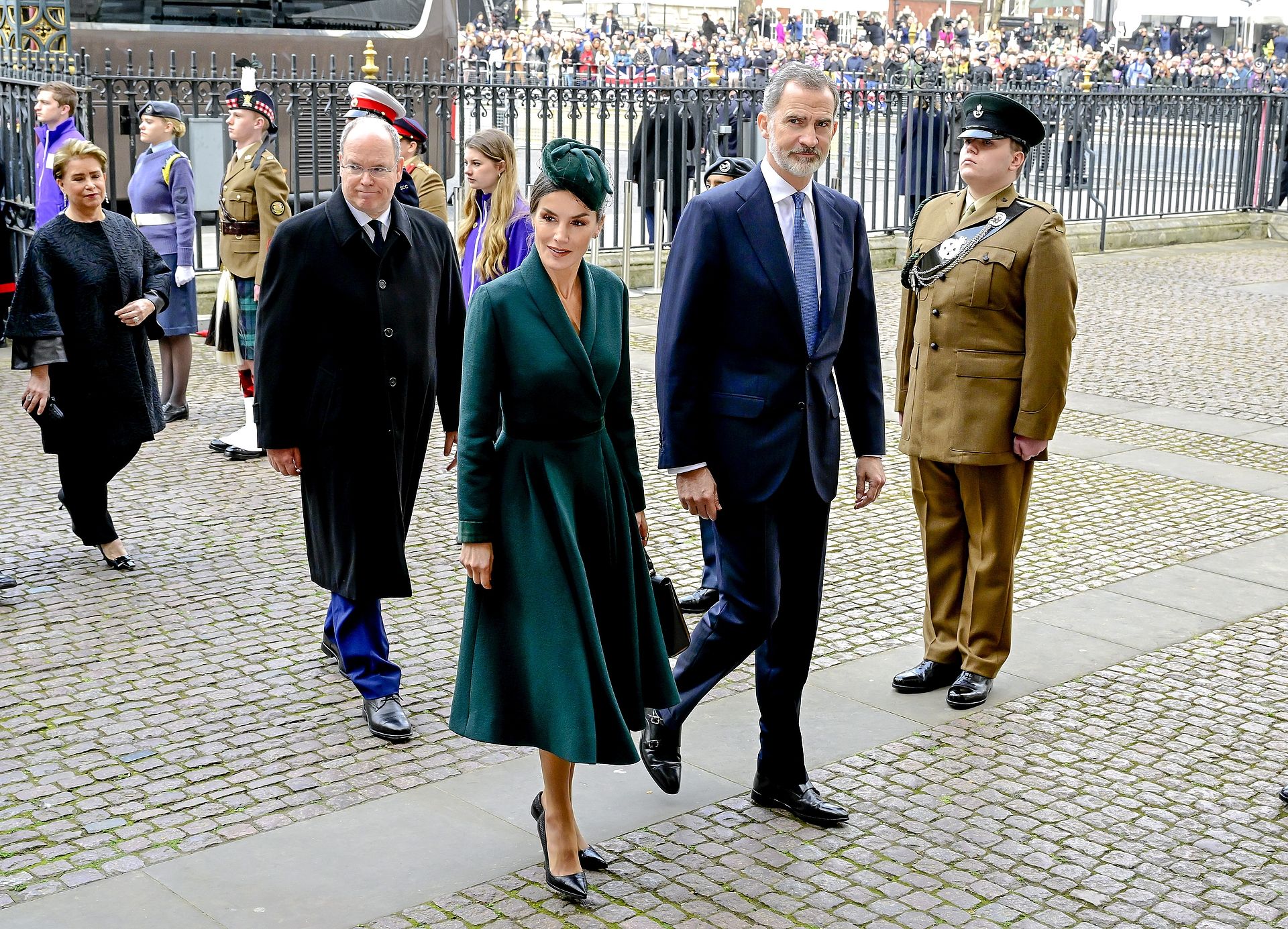 Koningin Letizia en koning Felipe van Spanje. Achter hen loopt prins Albert van Monaco.