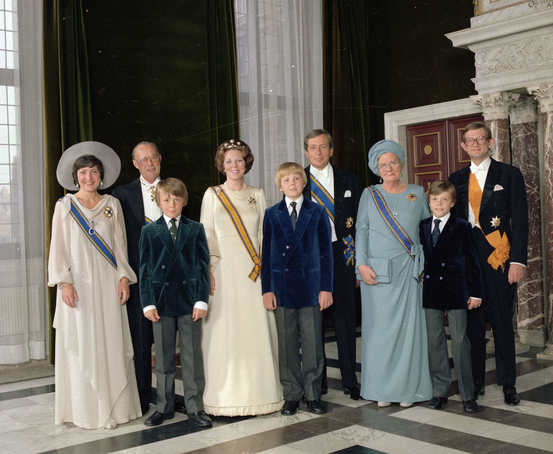 30 april 1980: Beatrix wordt koningin van Nederland. Prinses Juliana (in het blauw) slaat een arm om