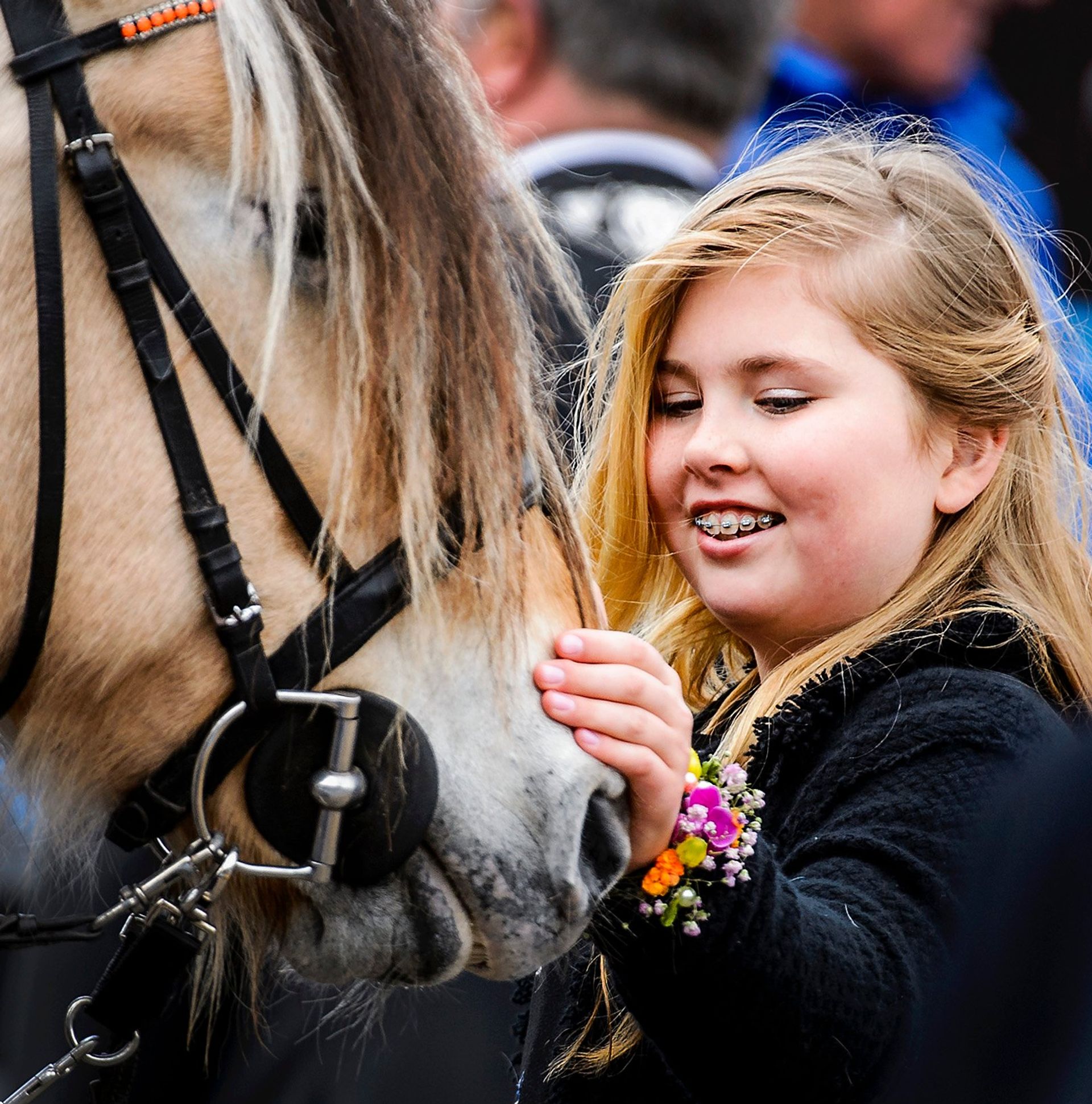 Amalia aait een paard op Koningsdag 2016.