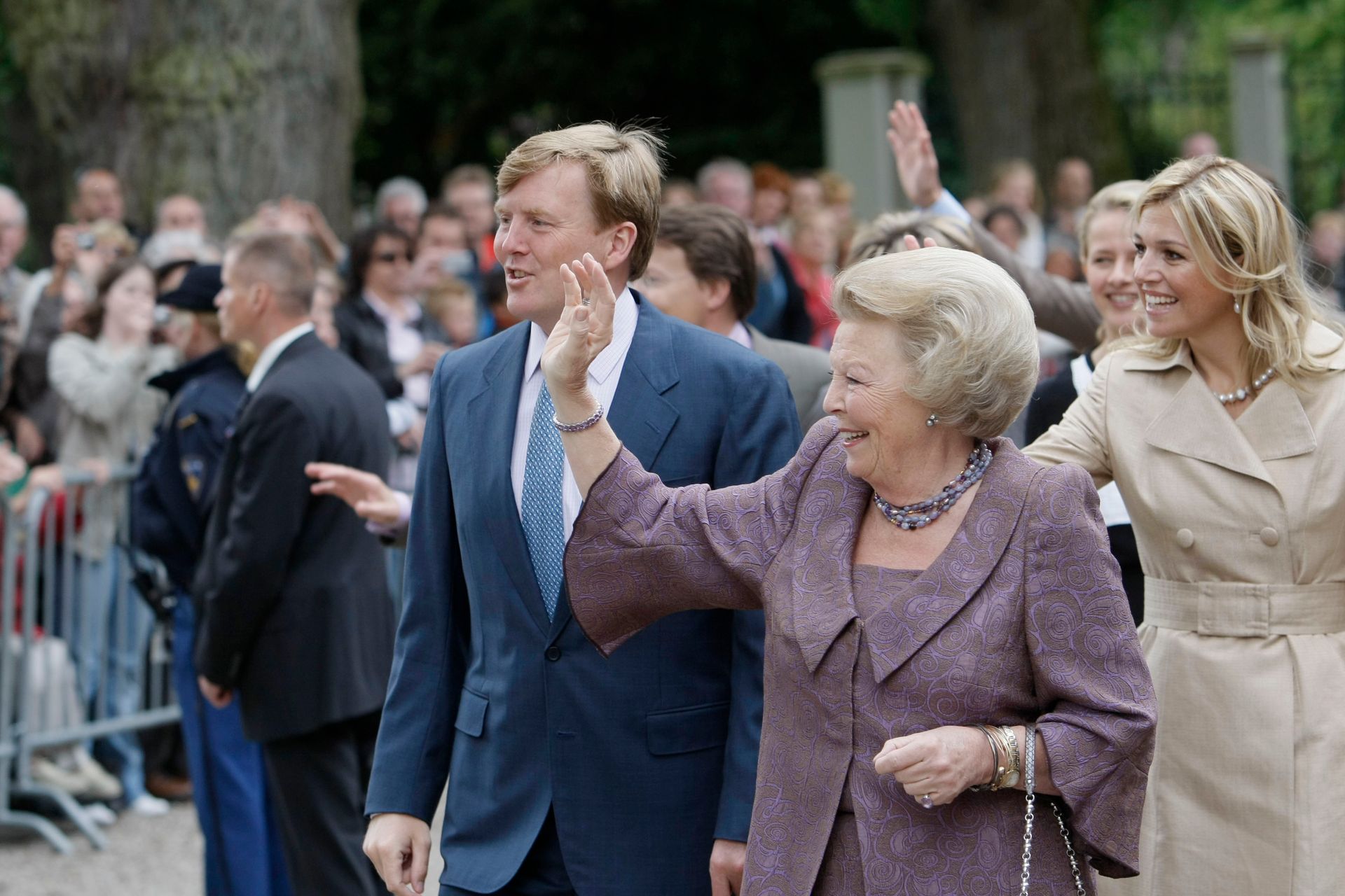 Willem Alexander, Máxima en Beatrix met familie bij Paleis het Loo voor een tentoonstelling van 100