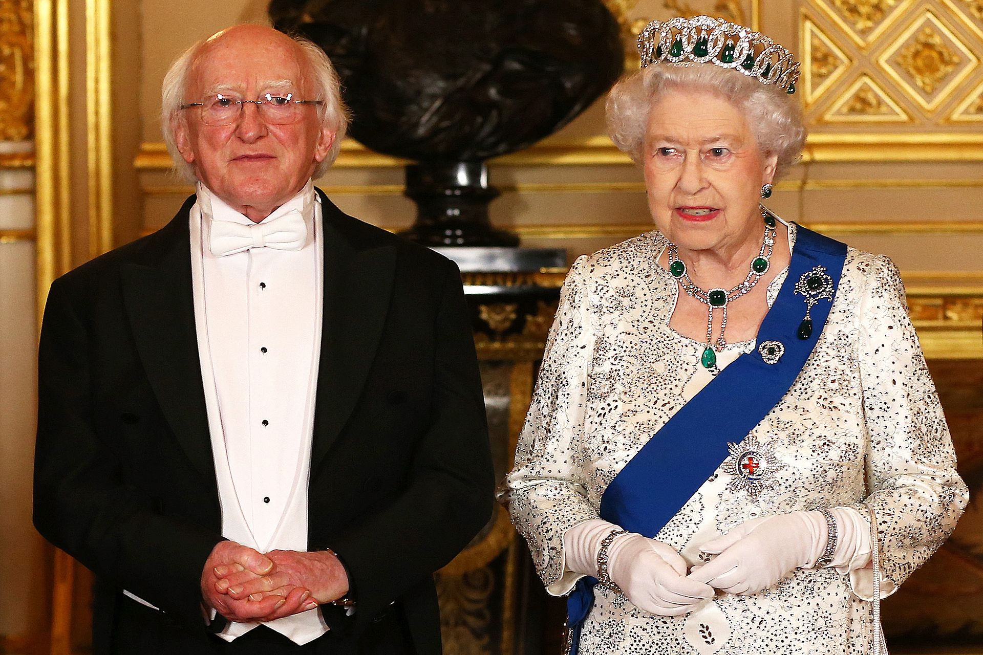 Voor het staatsbanket met de Ierse president Higgins haalt koningin Elizabeth het Vladimir-diadeem