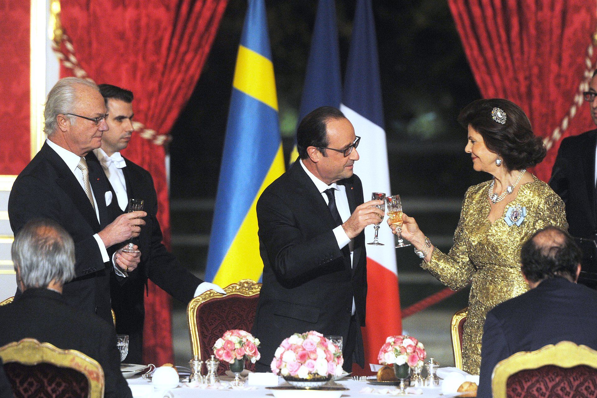 2014: Franse president Francois Hollande toost met koningin Silvia en koning Carl XVI Gustaf tijdens een staatsdiner in het Elysee-paleis in Parijs.