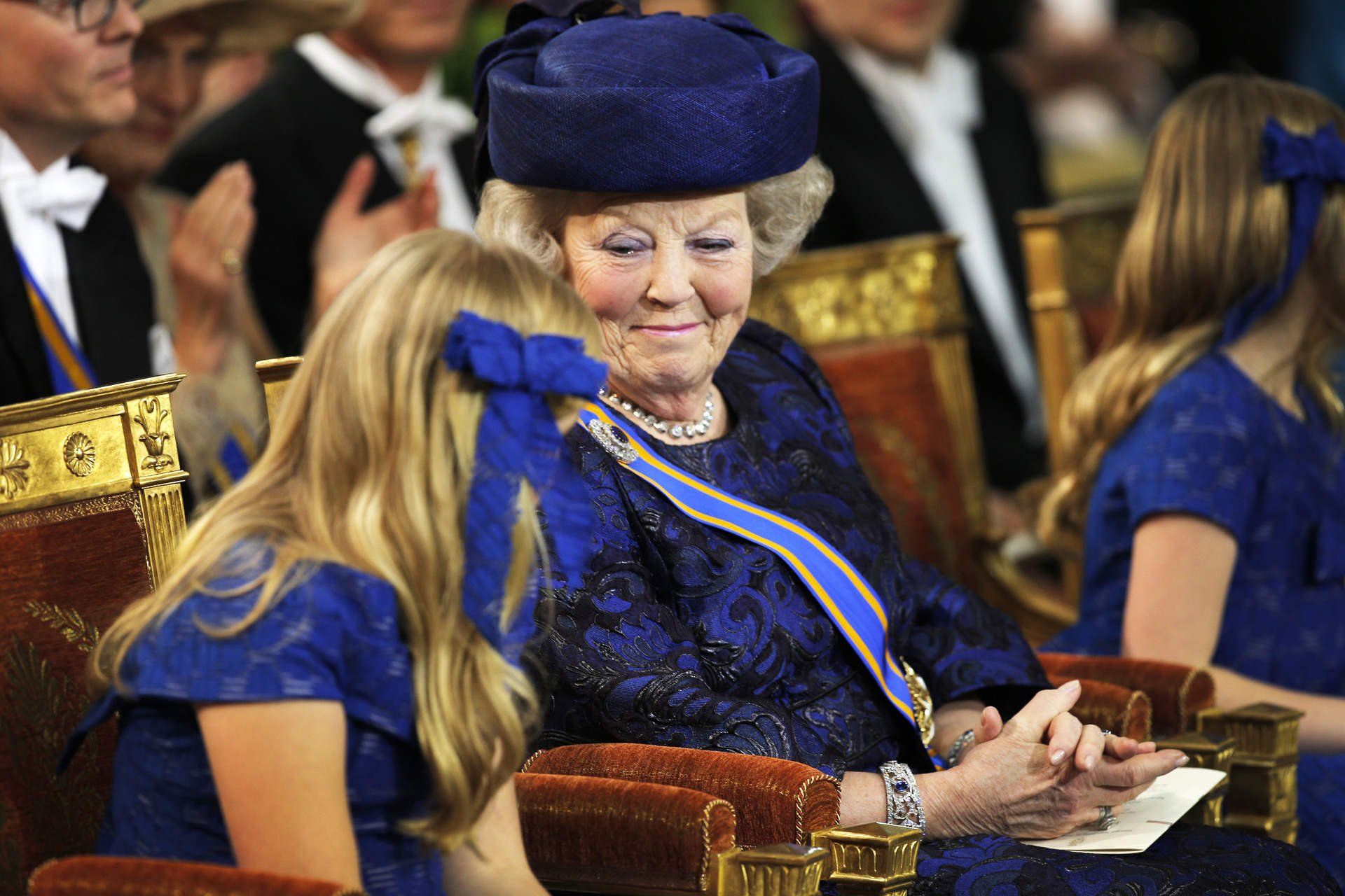 2013-Prinses-Beatrix-kijkt-naar-kroonprinses-Amalia-tijdens-de-inhuldiging-van-koning-Willem-Alexander-in-De-Nieuwe-Kerk