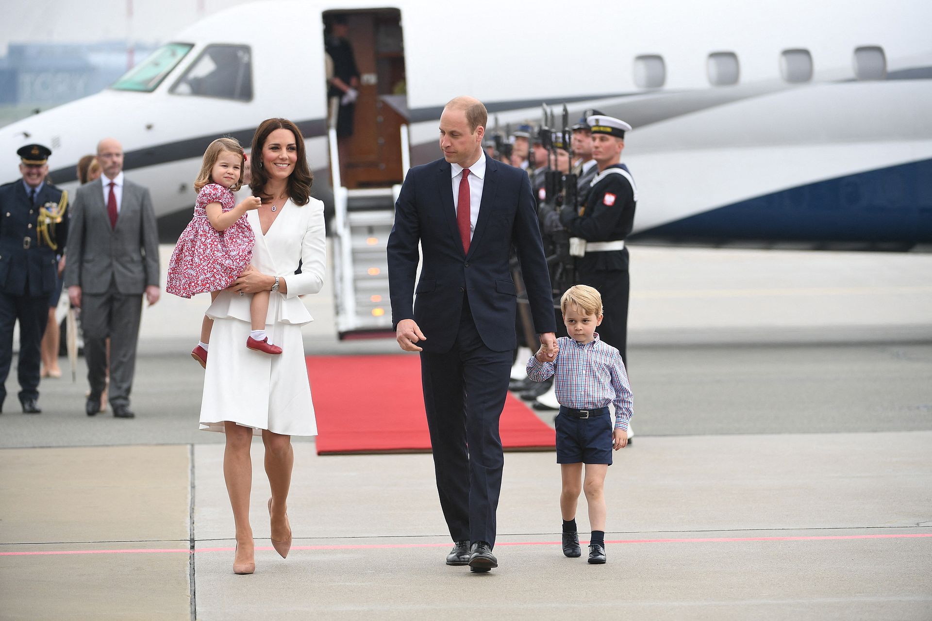 In juli 2017 brengen prins William en Catherine een officieel bezoek aan Polen. Prins George en