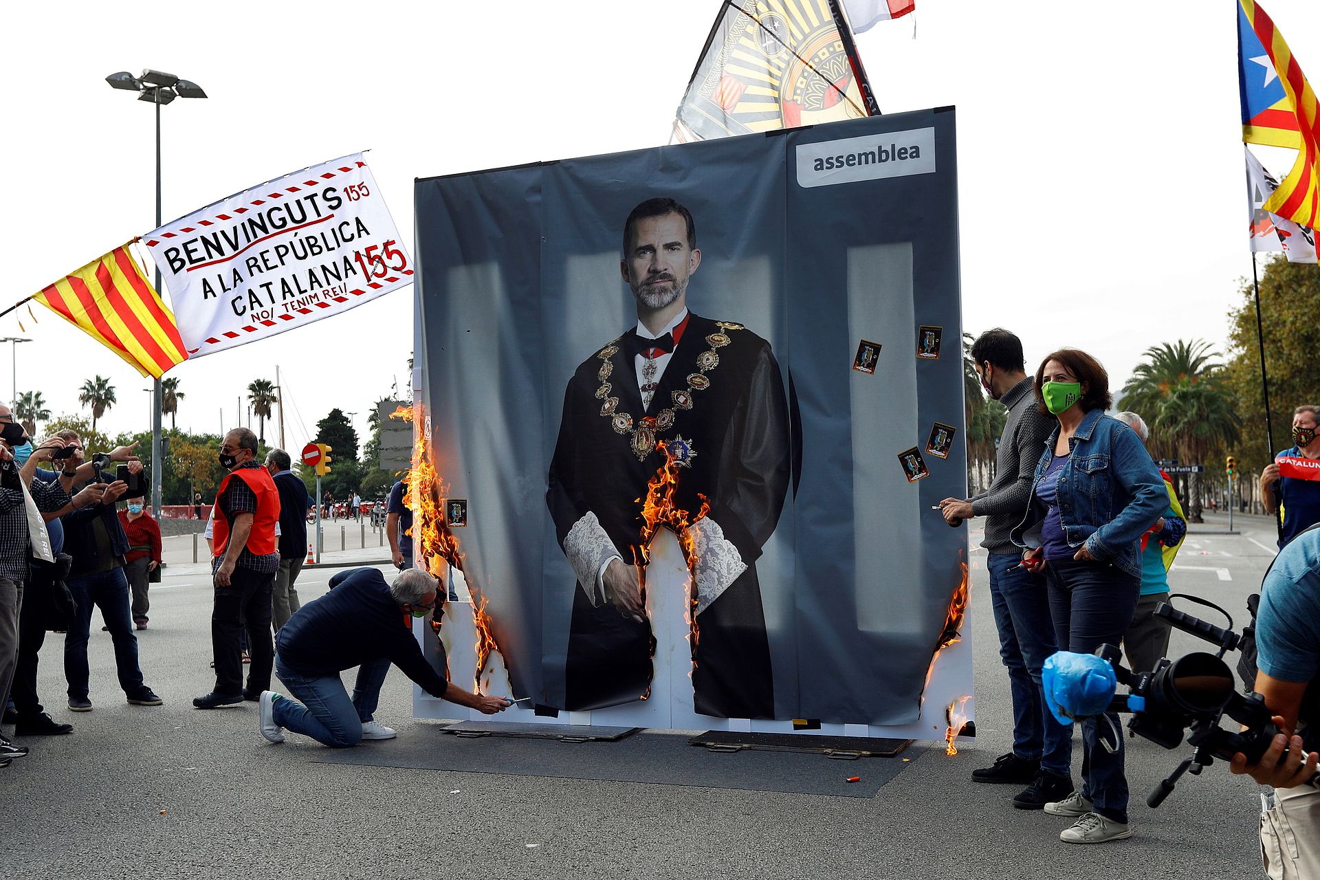 Een afbeelding van Felipe wordt verbrand tijdens Catalaanse protesten tegen de monarchie, 9 oktober