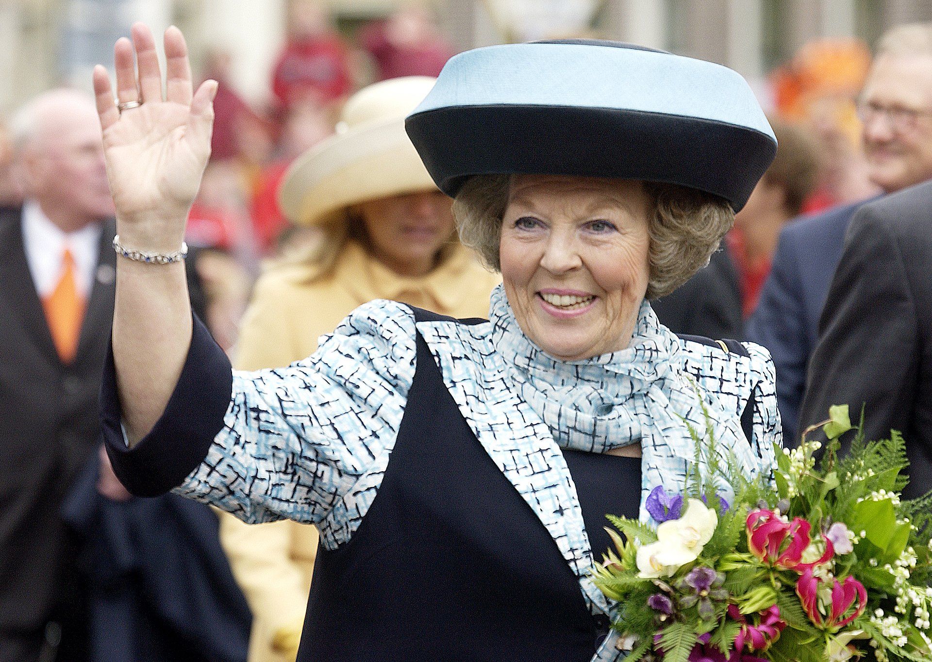 In 2002 doet de koninklijke familie alsnog Hoogeveen en Meppel aan.