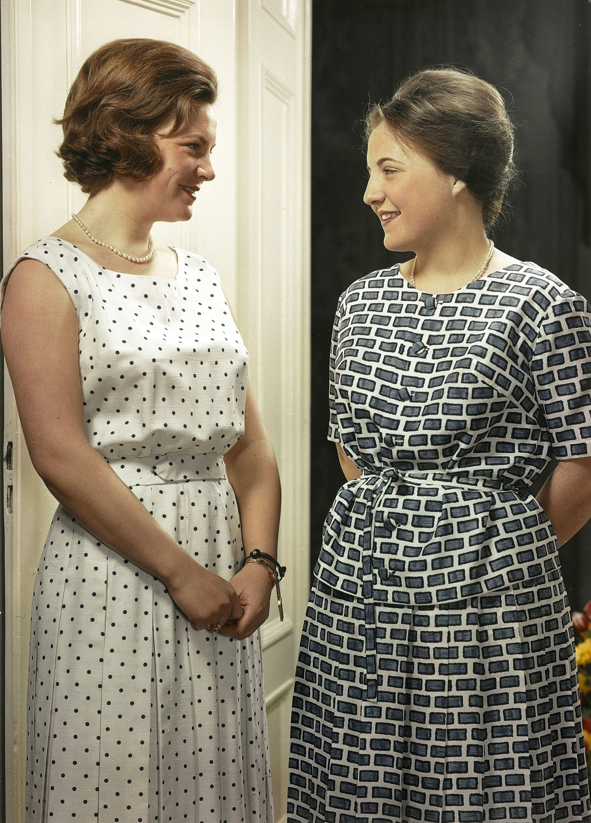 1962: prinses Margriet (rechts) en haar zus prinses Irene.