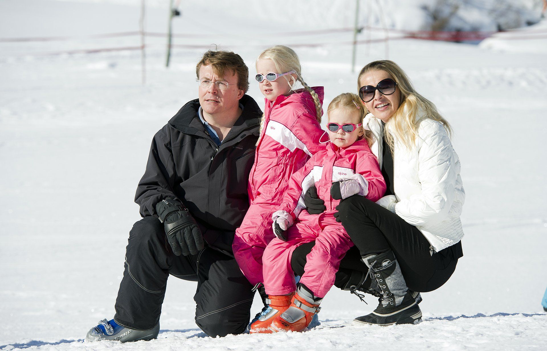 Lech 2011: prins Friso met zijn vrouw Mabel en dochters Luana en Zaria. Deze foto wordt een jaar voor het ongeluk gemaakt tijdens de wintersportvakantie.