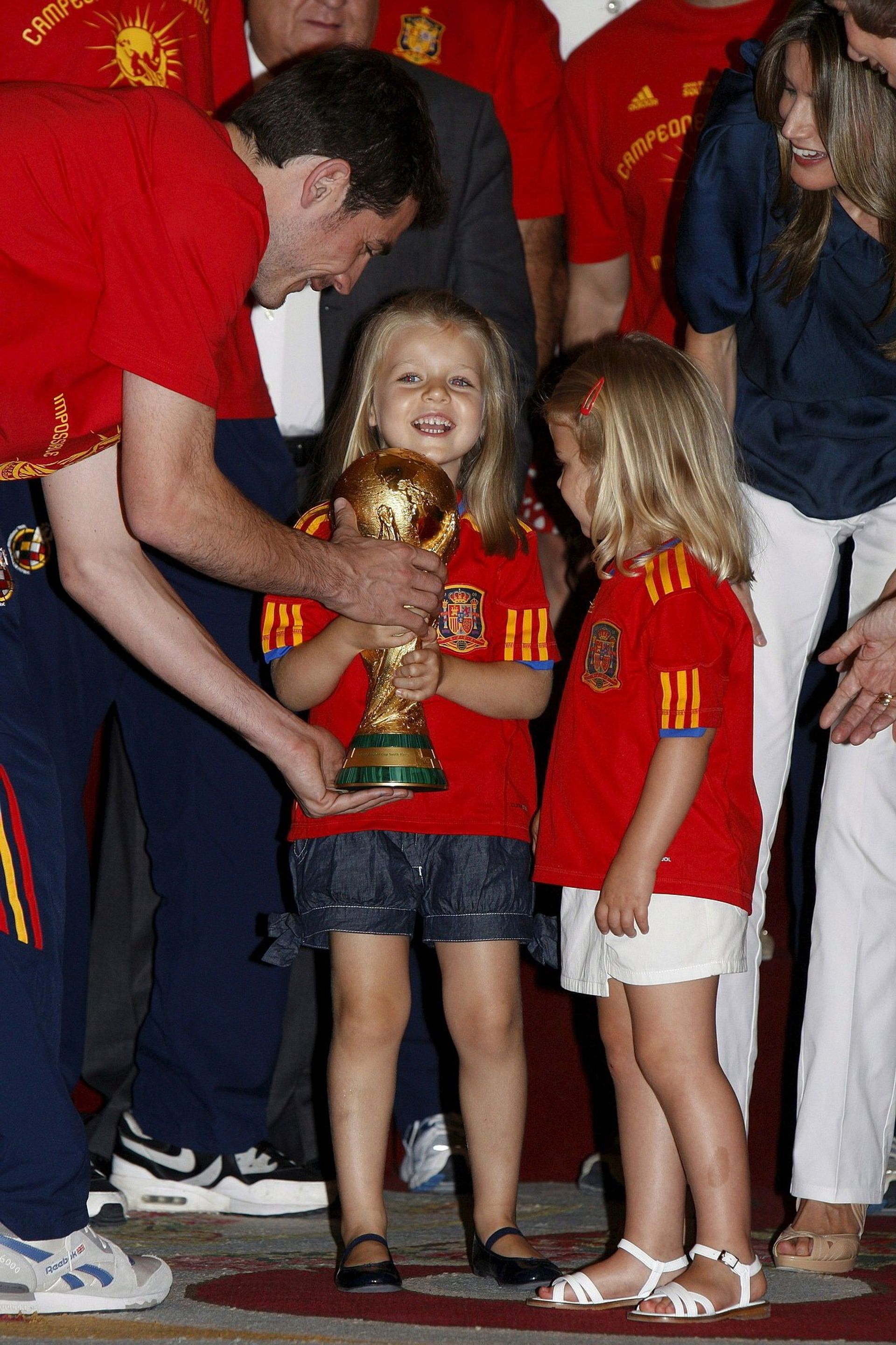 Leonor krijgt de FIFA 2010 World Cup trofee van voetballer Iker Casillas, Spanje won dat jaar in de