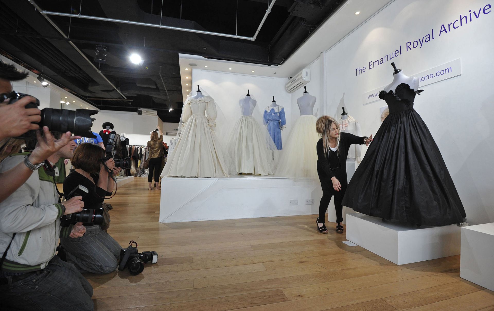 2010: Britse modeontwerpster Elizabeth Emanuel poseert voor fotografen met een van de vele jurken
