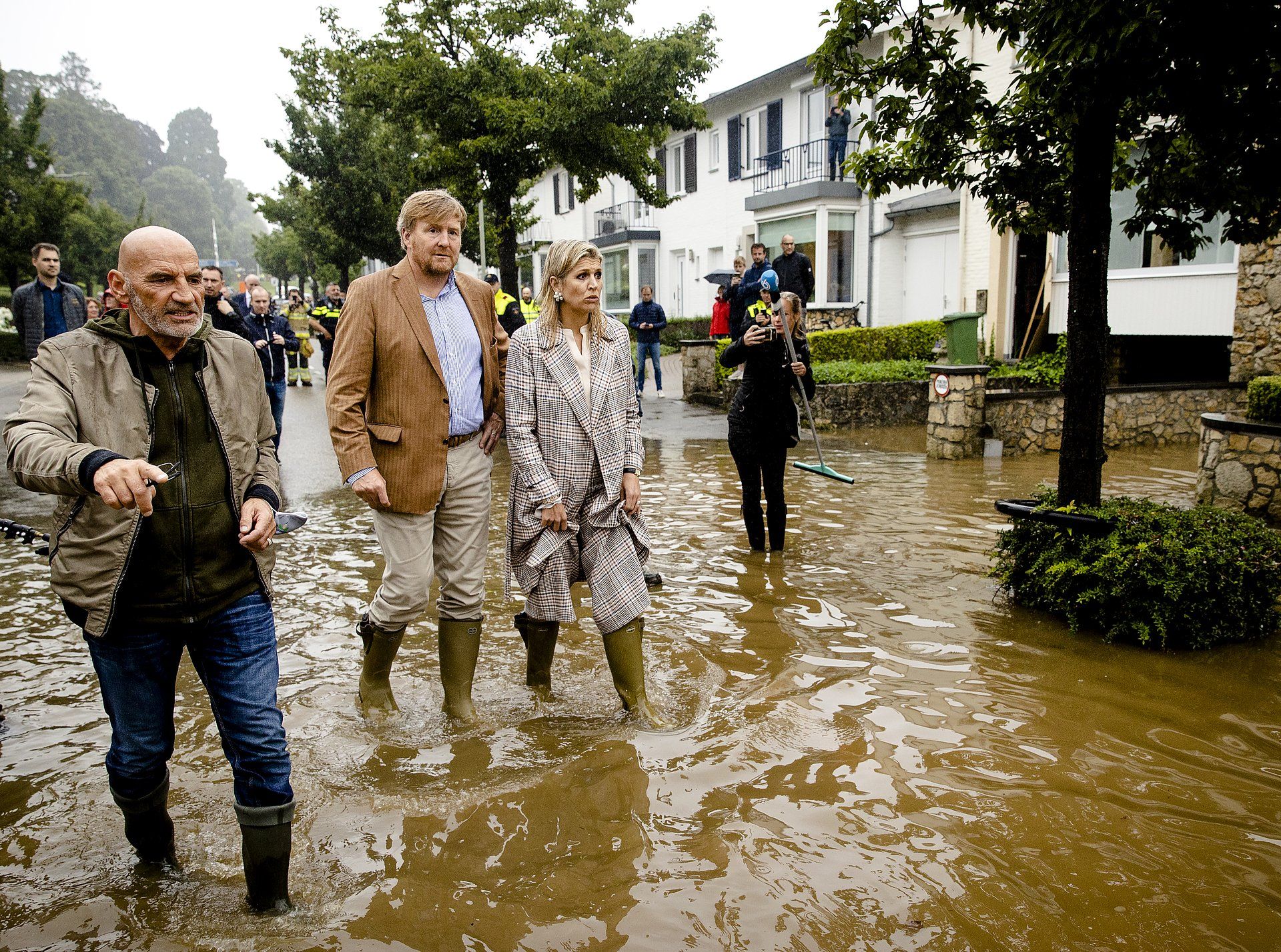 Willem-Alexander en Máxima bekijken waterschade in Valkenburg