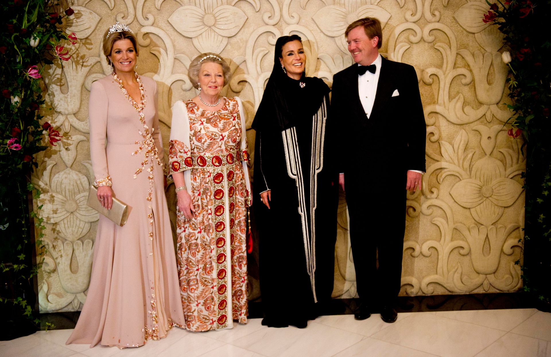 Bij het staatsbezoek van Nederland aan Qatar in 2011 ontvangt Sheikha Moza de Nederlandse royals in