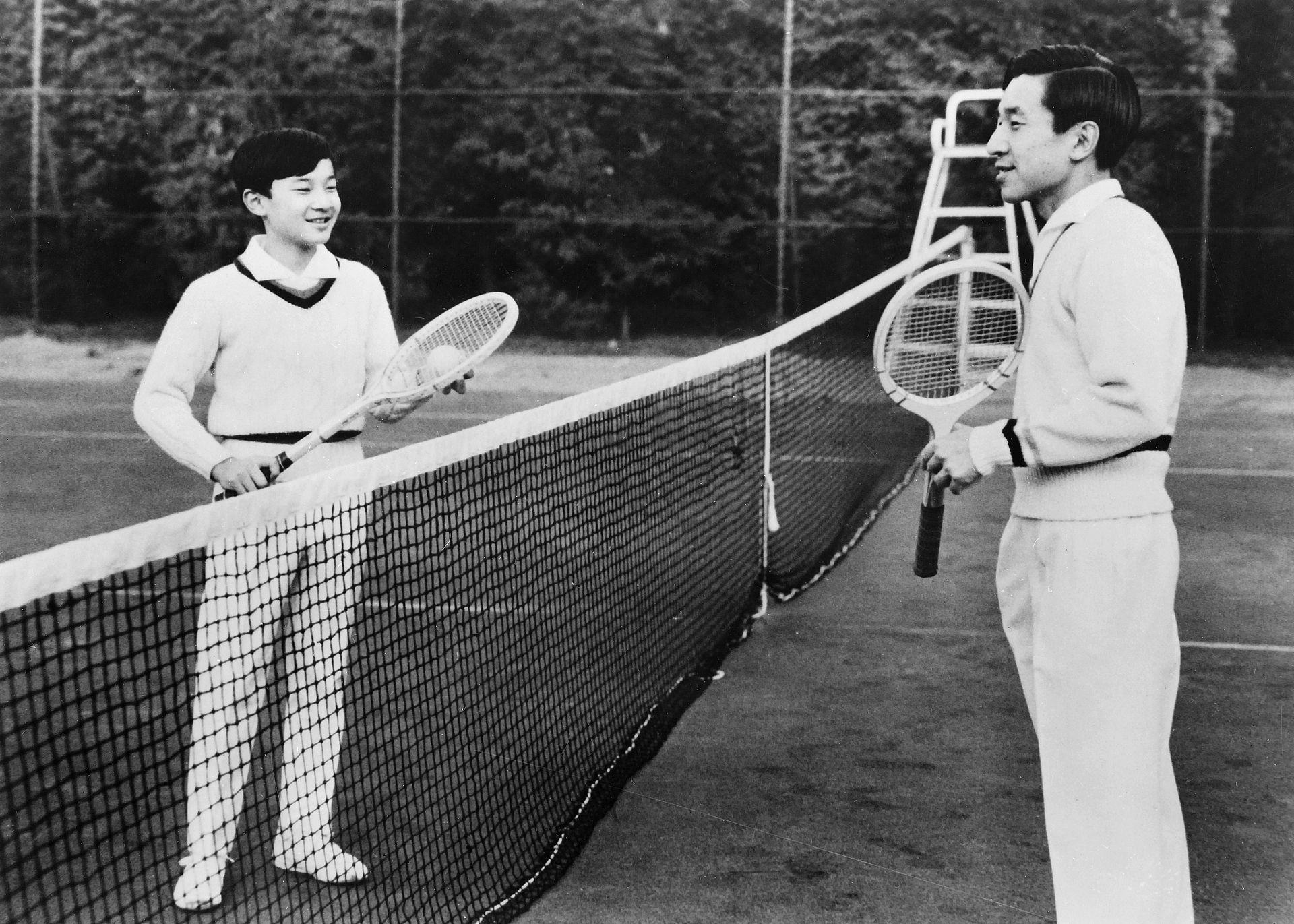 Naruhito met zijn vader Akihito in 1973 op de tennisbaan.