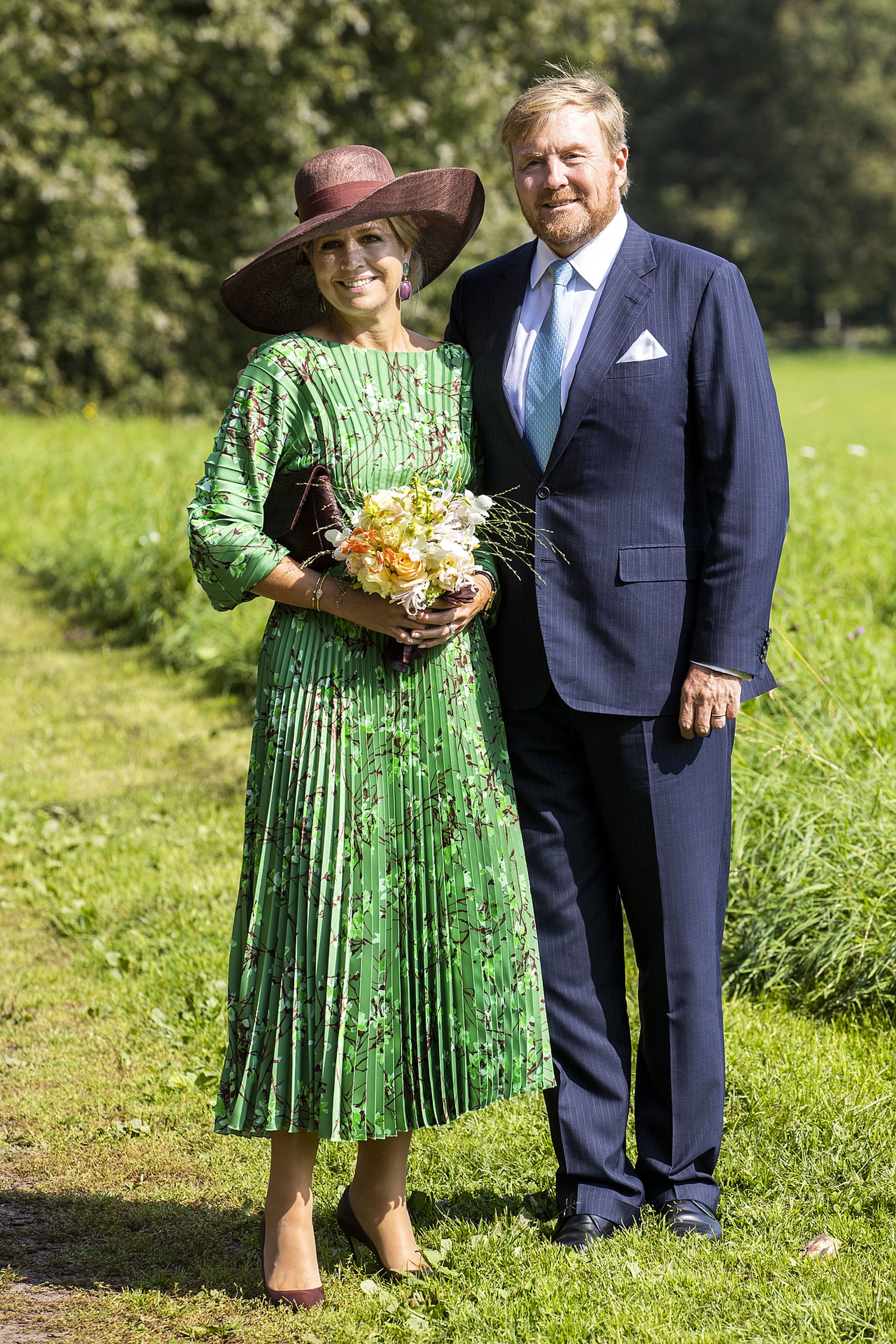 Het koninklijk paar tijdens het streekbezoek aan Salland.