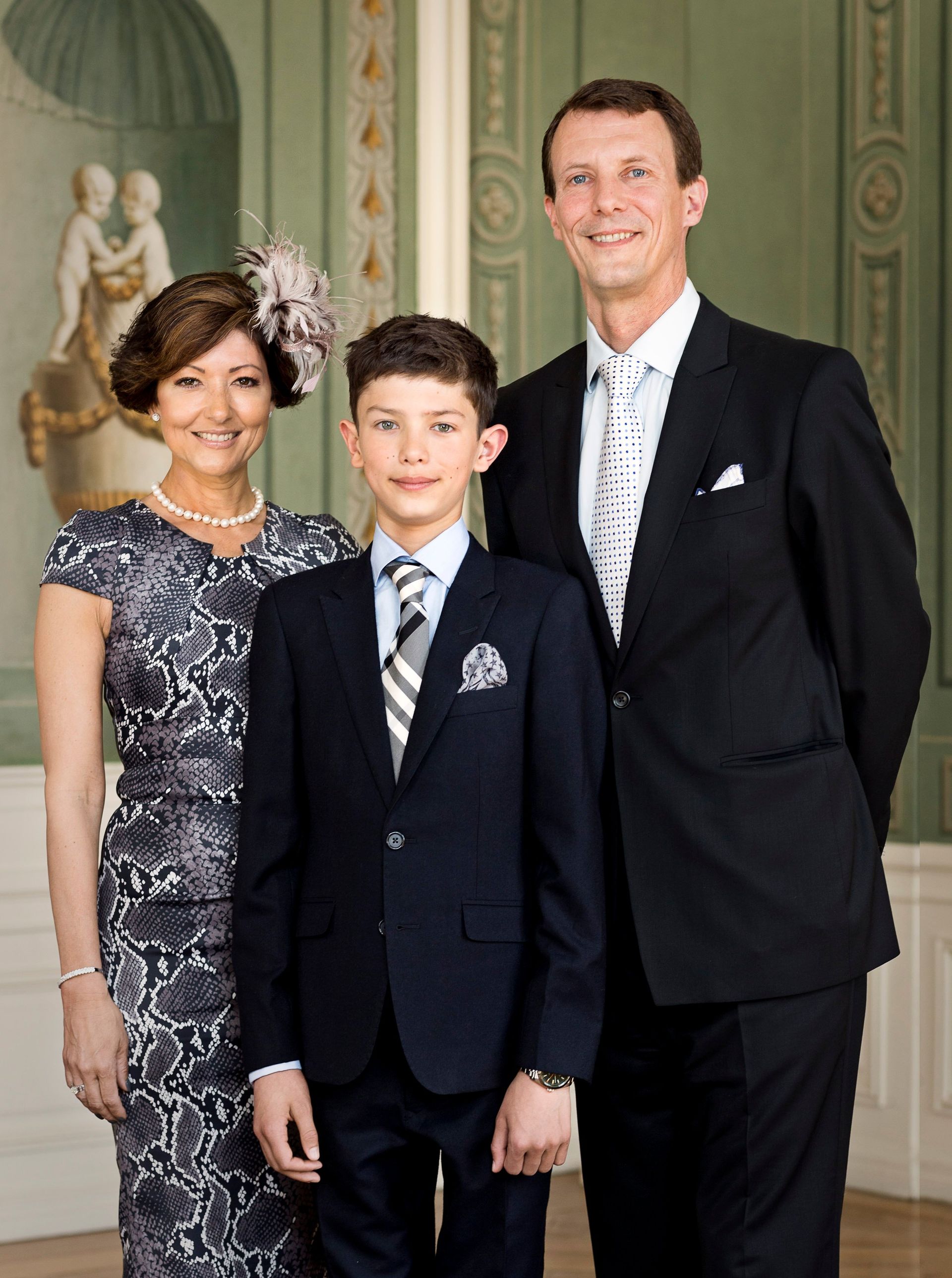 Op de foto met zijn ouders, Joachim en Alexandra, ter gelegenheid van zijn confirmatie, 18 mei 2013.