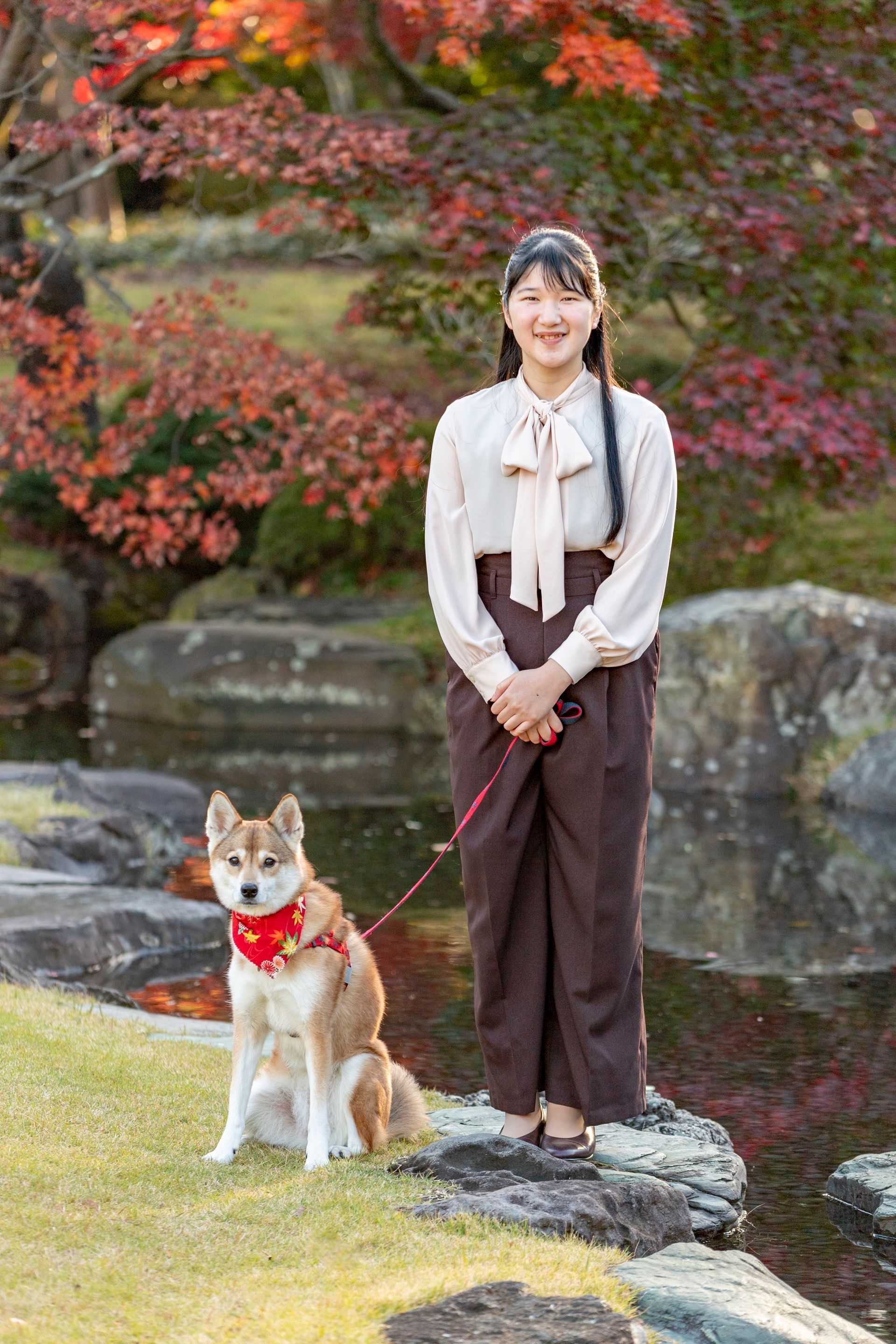 Aiko met haar hond Yuri tijdens de fotoshoot voor haar verjaardag, 2020.
