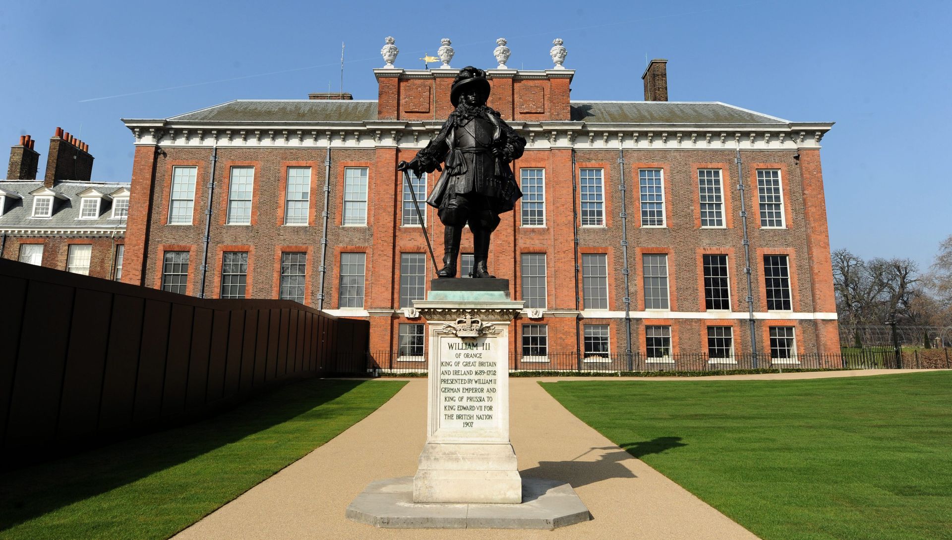 Een standbeeld van Willem III in de tuinen van Kensington Palace.