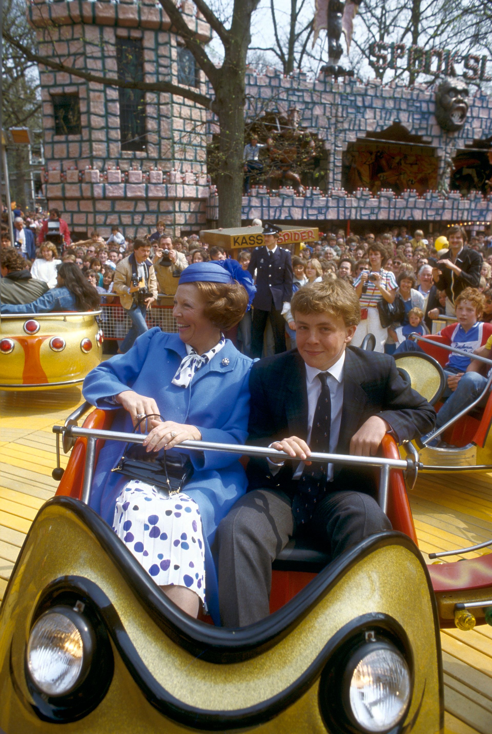 In 1984 viert de koninklijke familie Koninginnedag in Den Haag. Koningin Beatrix en prins Friso