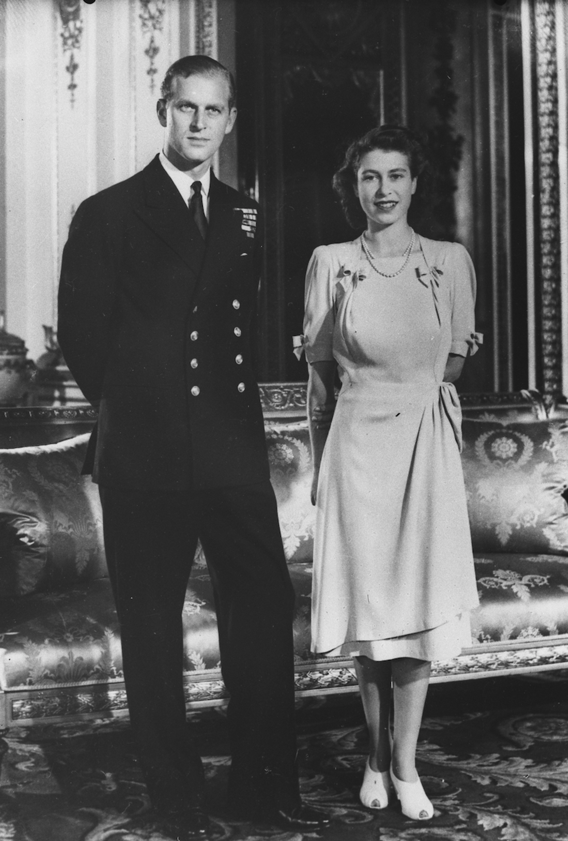 In 1946 vroeg Philip George VI om de hand van zijn dochter. Hij stemde toe, mits de verloving pas