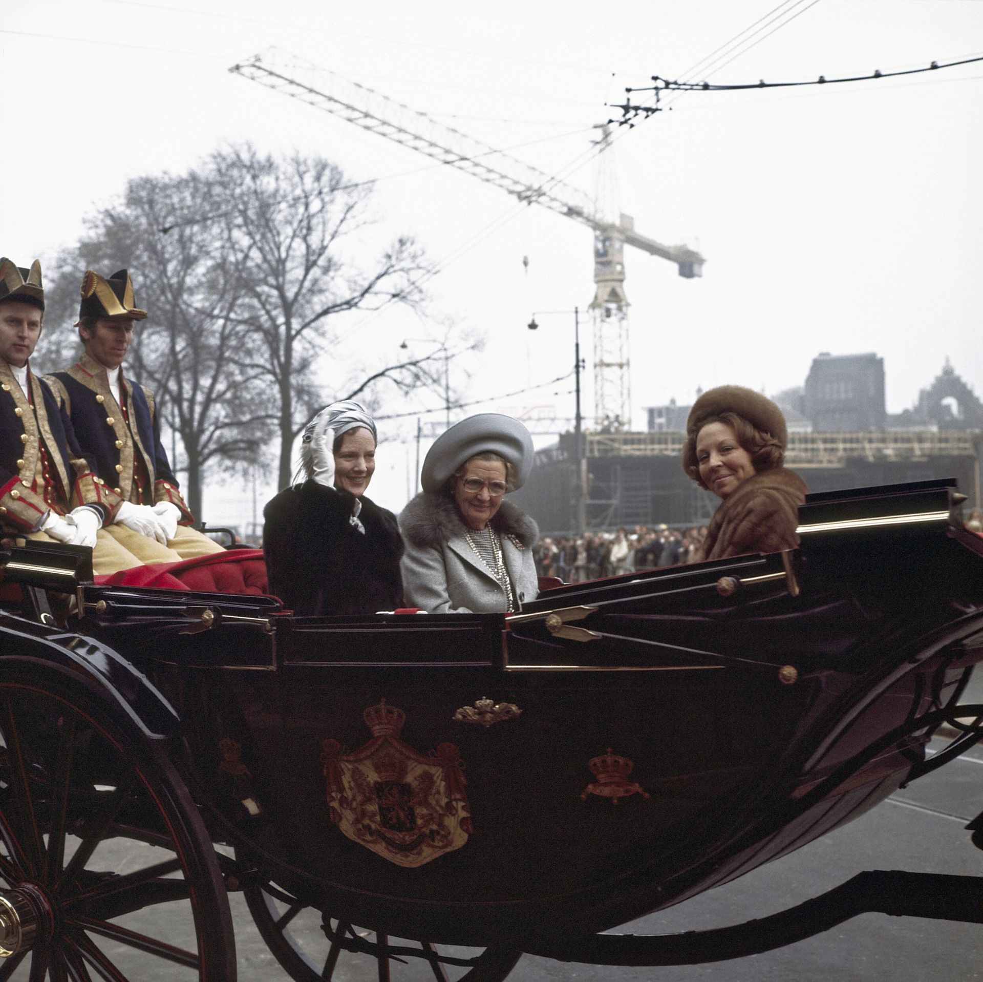 V.l.n.r. koningin Margrethe, koningin Juliana en prinses Beatrix tijdens het staatsbezoek van