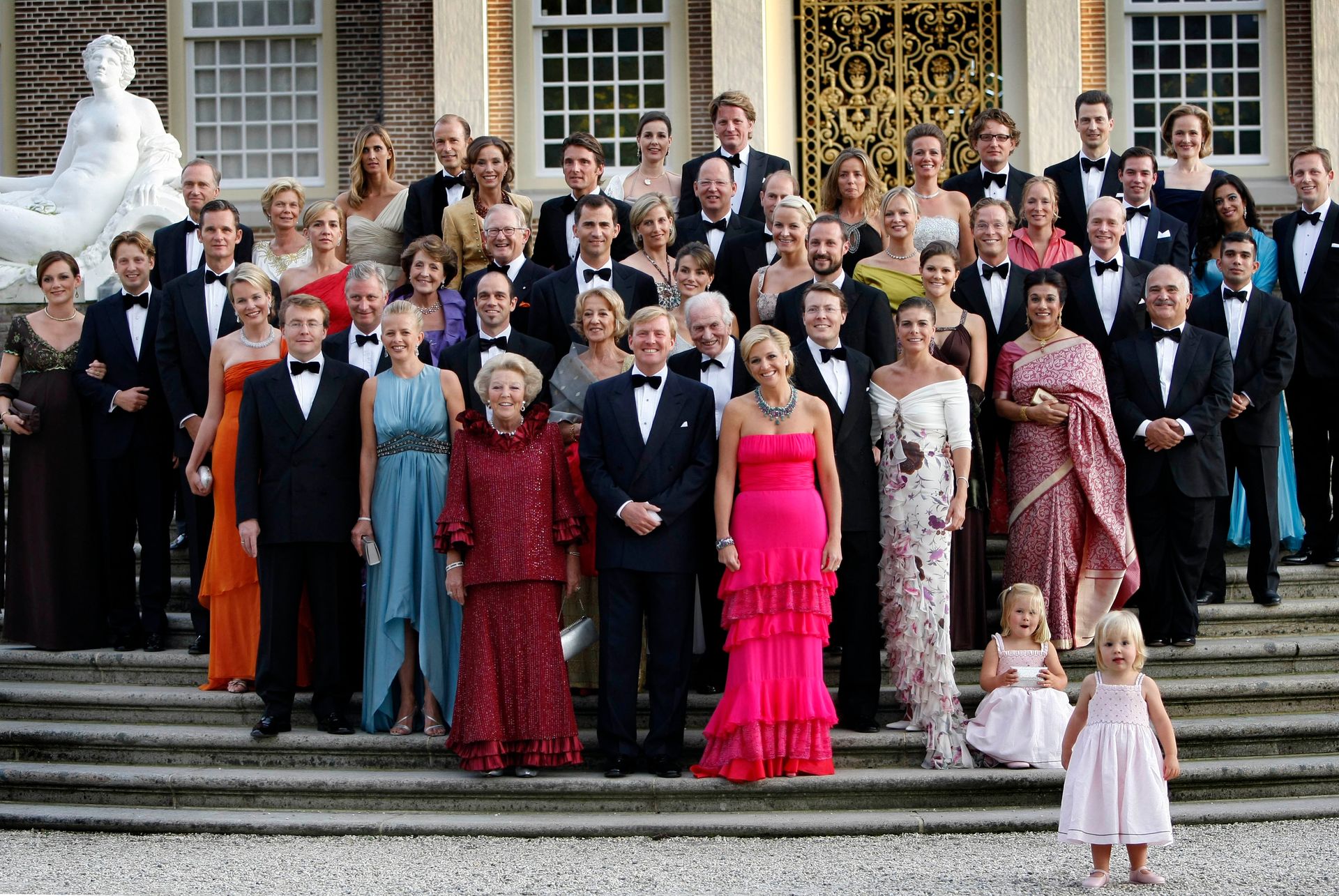 Willem-Alexander poseert met alle gasten op de trappen bij Paleis Het Loo.