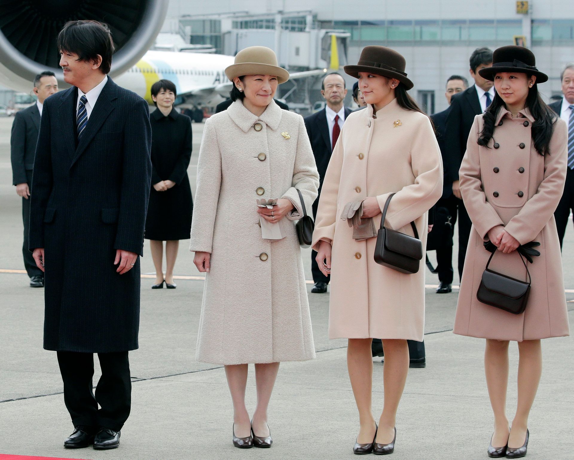 Mako (tweede van rechts) met haar vader prins Akishino, haar moeder Kiko en en zusje Kako.