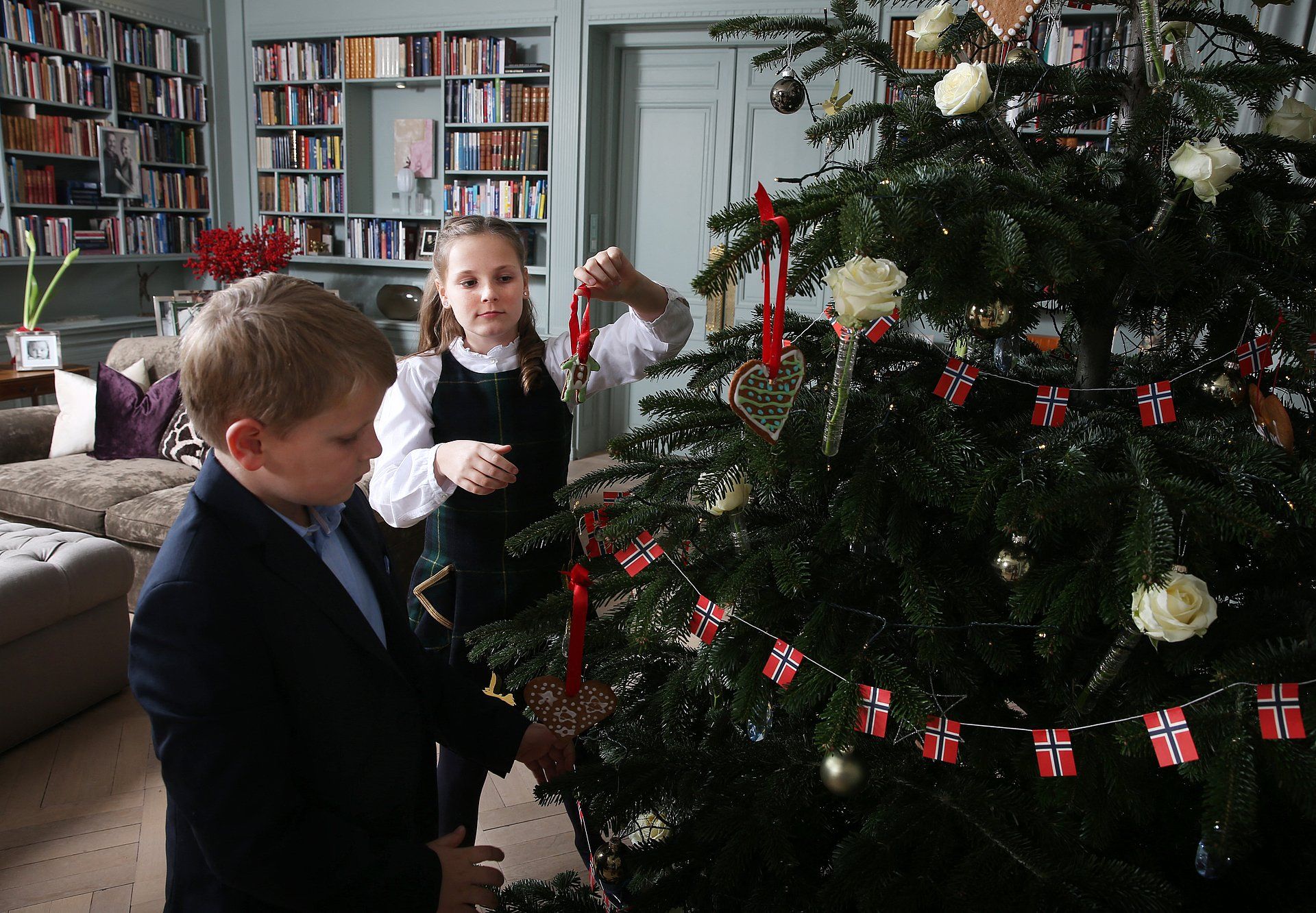2015: Prins Sverre Magnus en prinses Ingrid Alexandra decoreren de boom van Skaugum in Asker, het