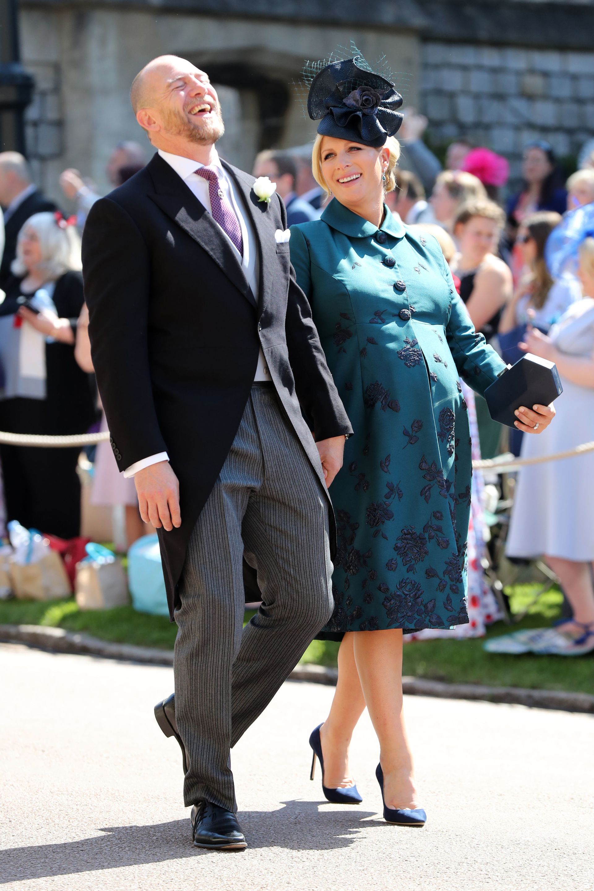 Mike en de hoogzwangere Zara arriveren bij St George's Chapel voor de huwelijksdienst van prins
