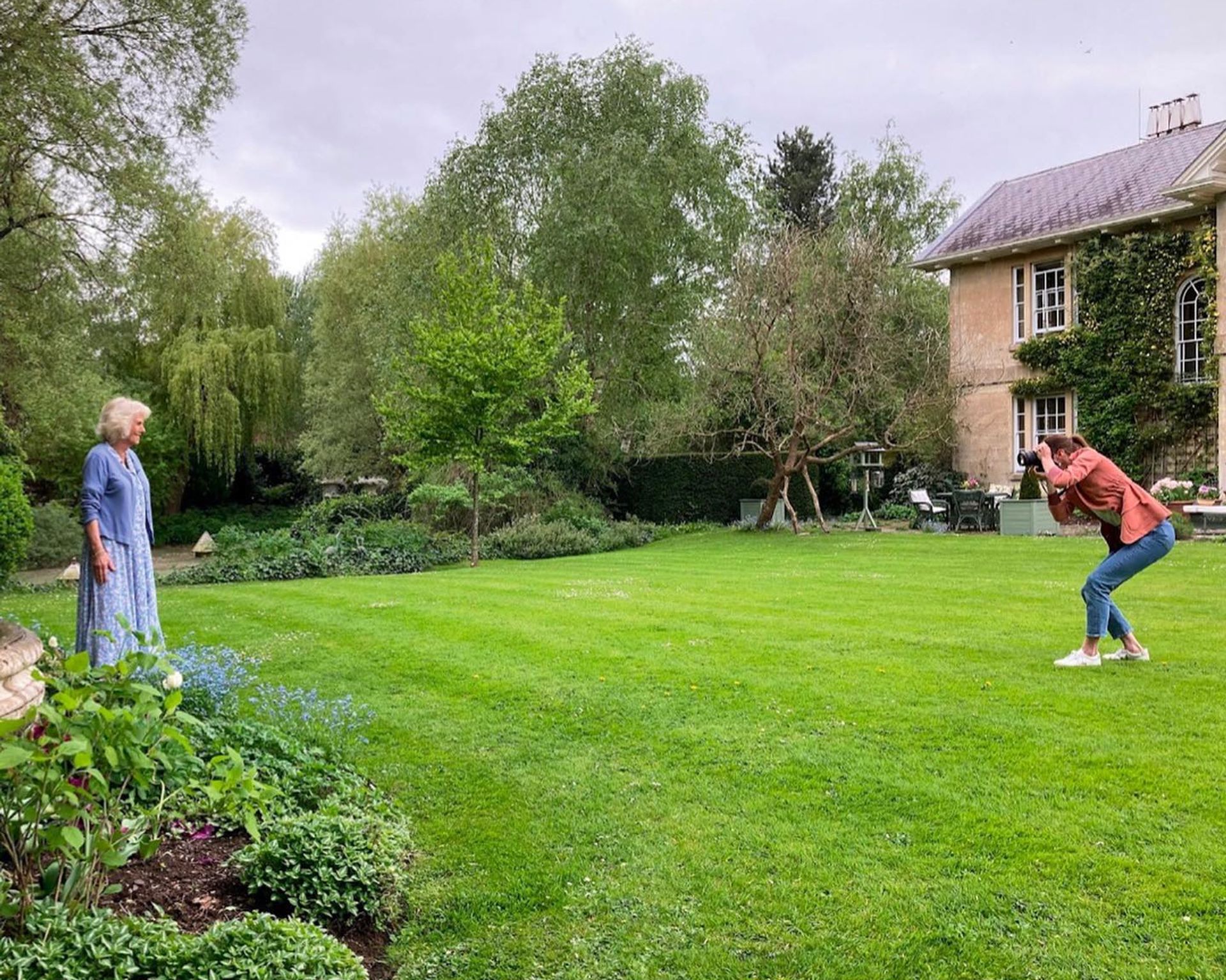 Camilla en Catherine fotograferen tuin