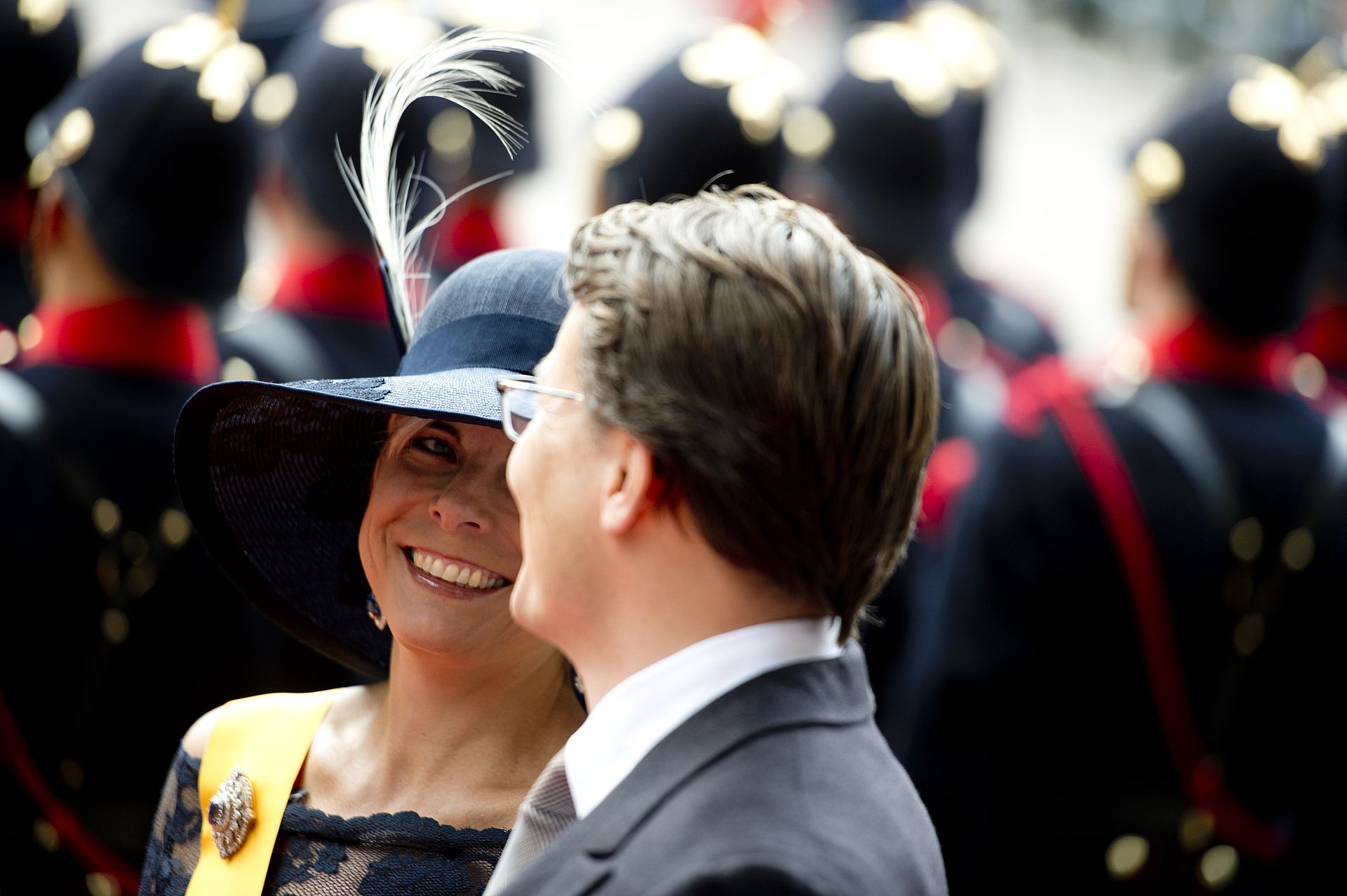 Prins Constantijn en prinses Laurentien verlaten de Ridderzaal op Prinsjesdag 2013.