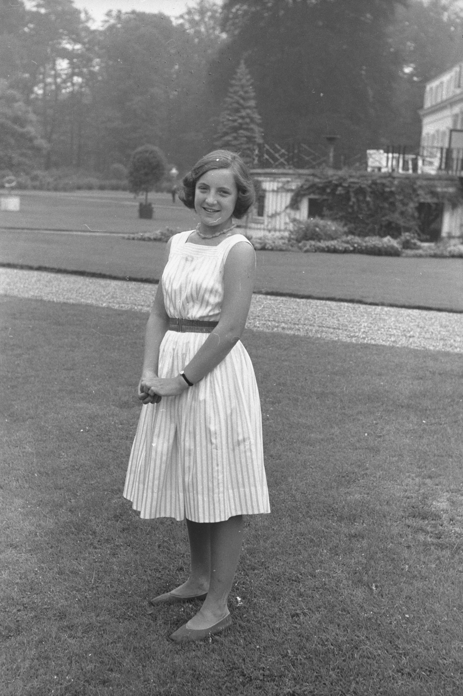 Op deze zomerse foto uit 1957 is prinses Margriet veertien jaar oud.