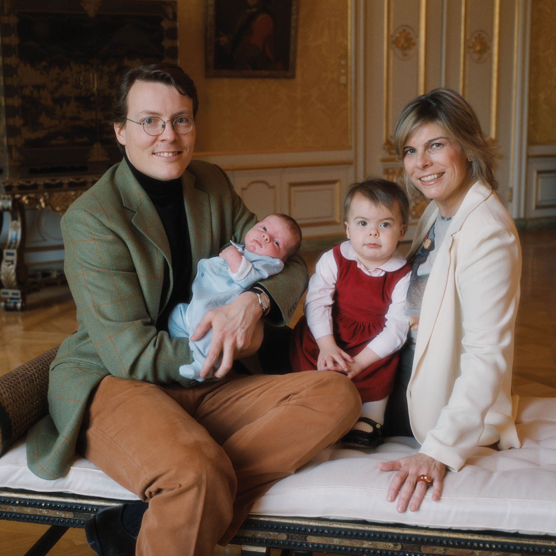 Met z'n viertjes op de foto, kort na de geboorte van zoon Claus-Casimir (april 2004).