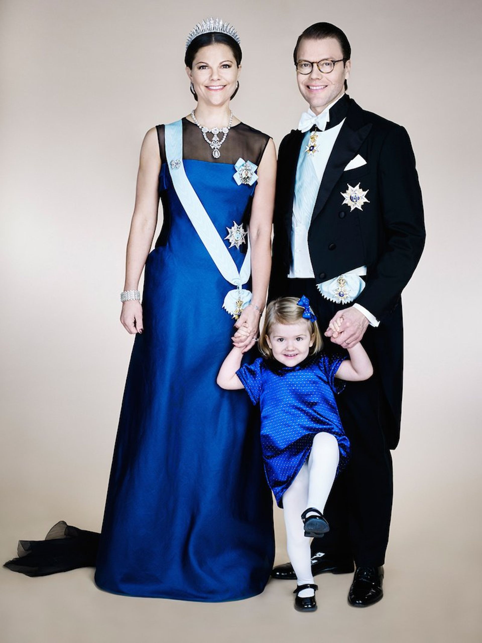 Officie-le-foto-kroonprinselijk-gezin-Zweden.jpg
