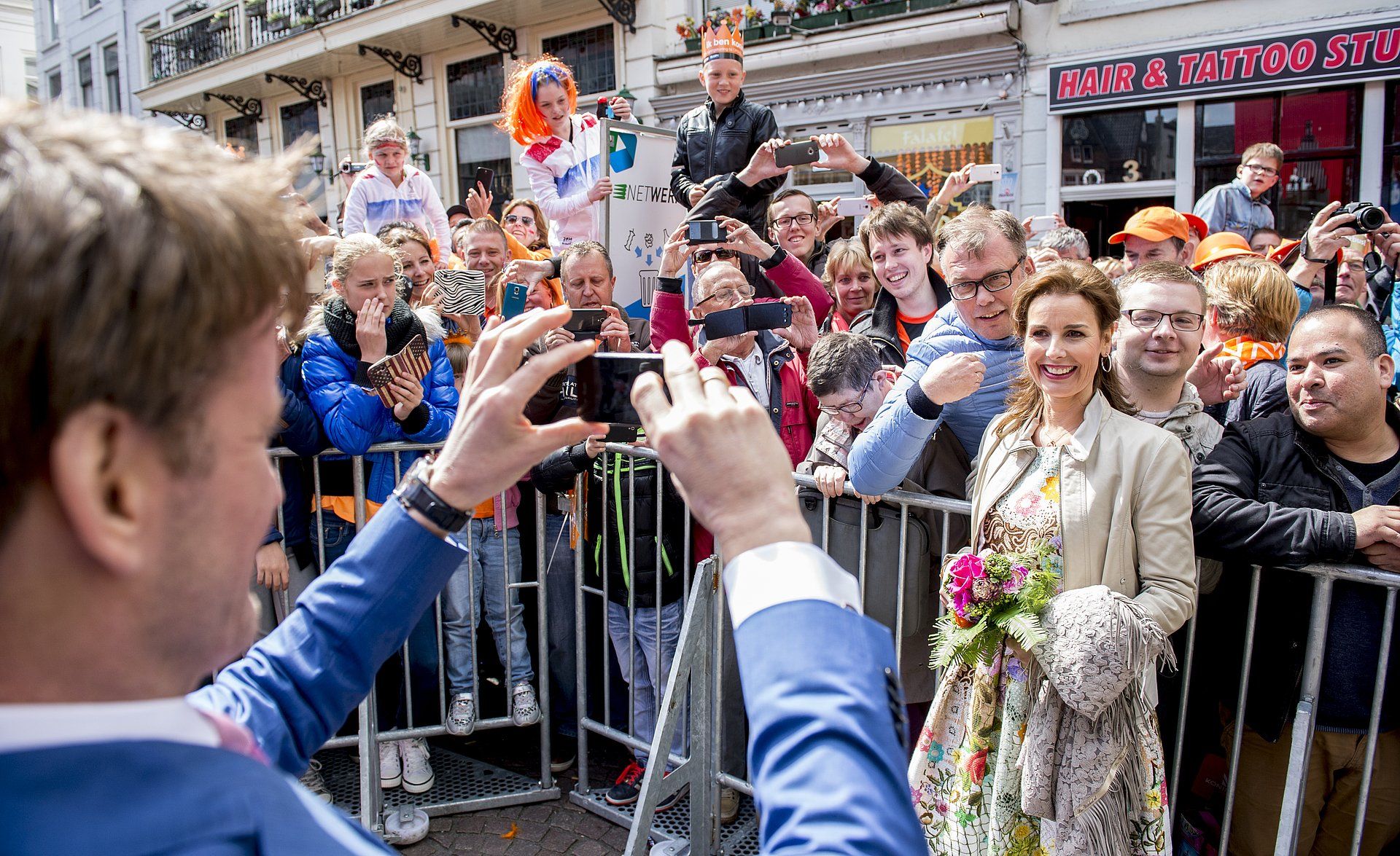 koningsdag in 2015, Pieter-Christiaan maakt een foto van Anita met fans in Dordrecht.
