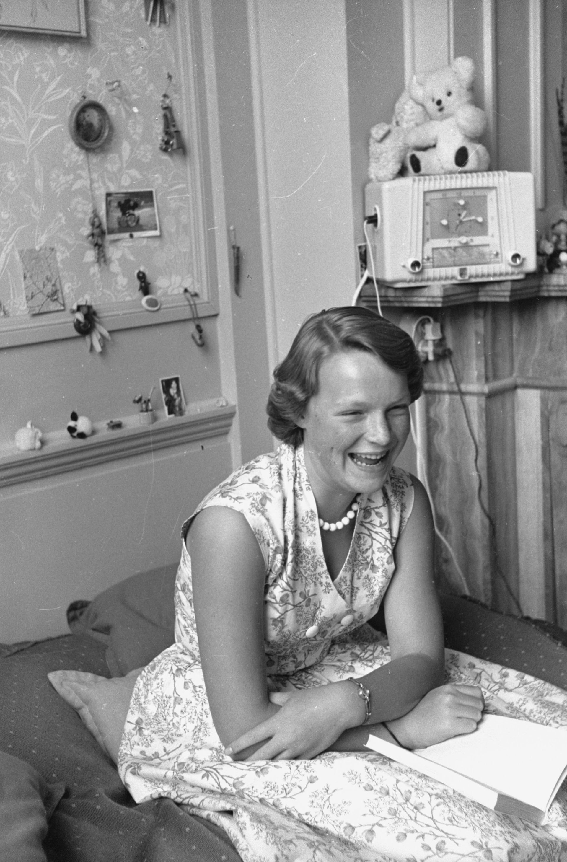 1955: een vrolijk lachende Irene in haar kamer op Paleis Soestdijk.