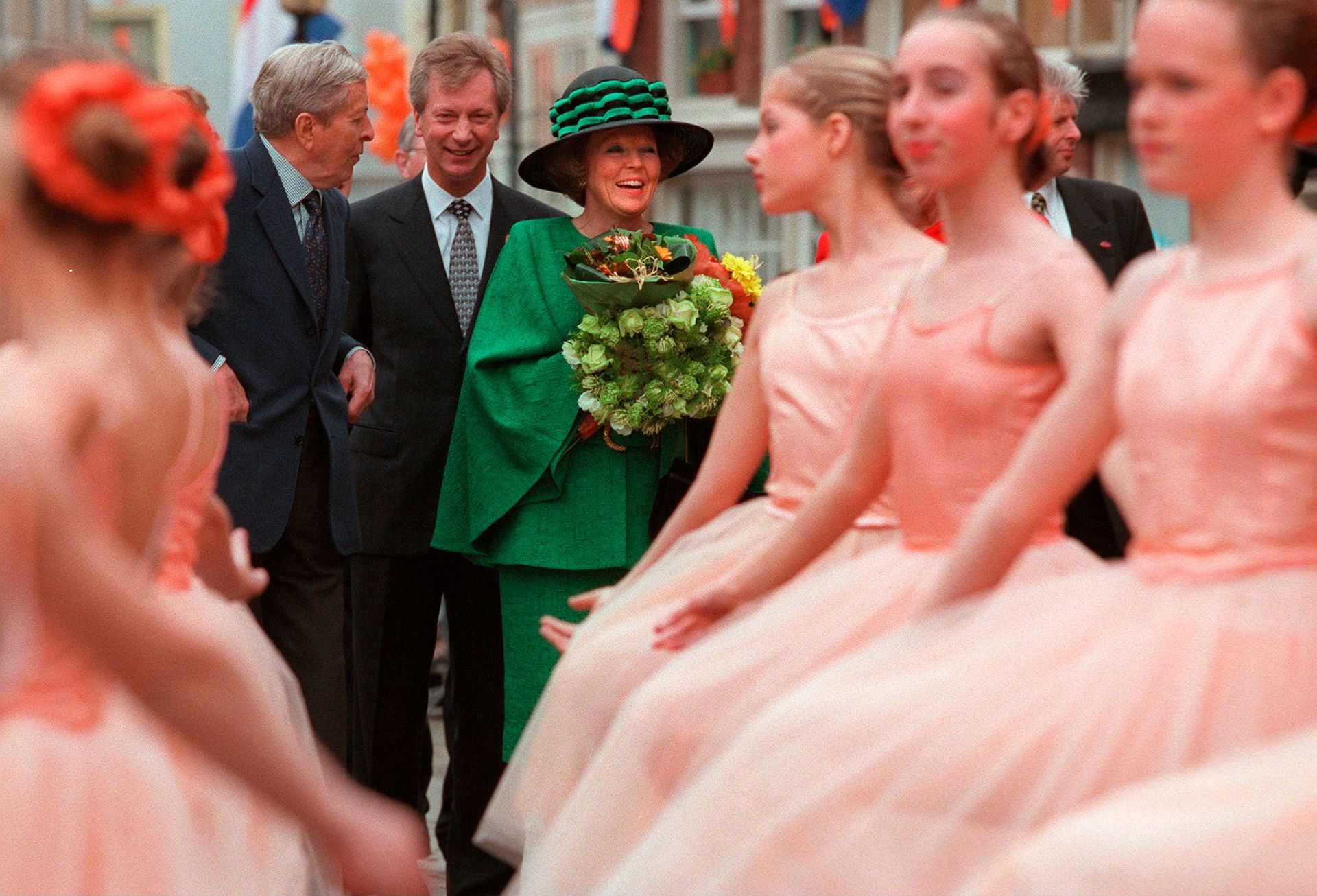 Koninginnedag 1998 in Doesburg en Zutphen.De koningin en prins Claus bekijken een groepje met