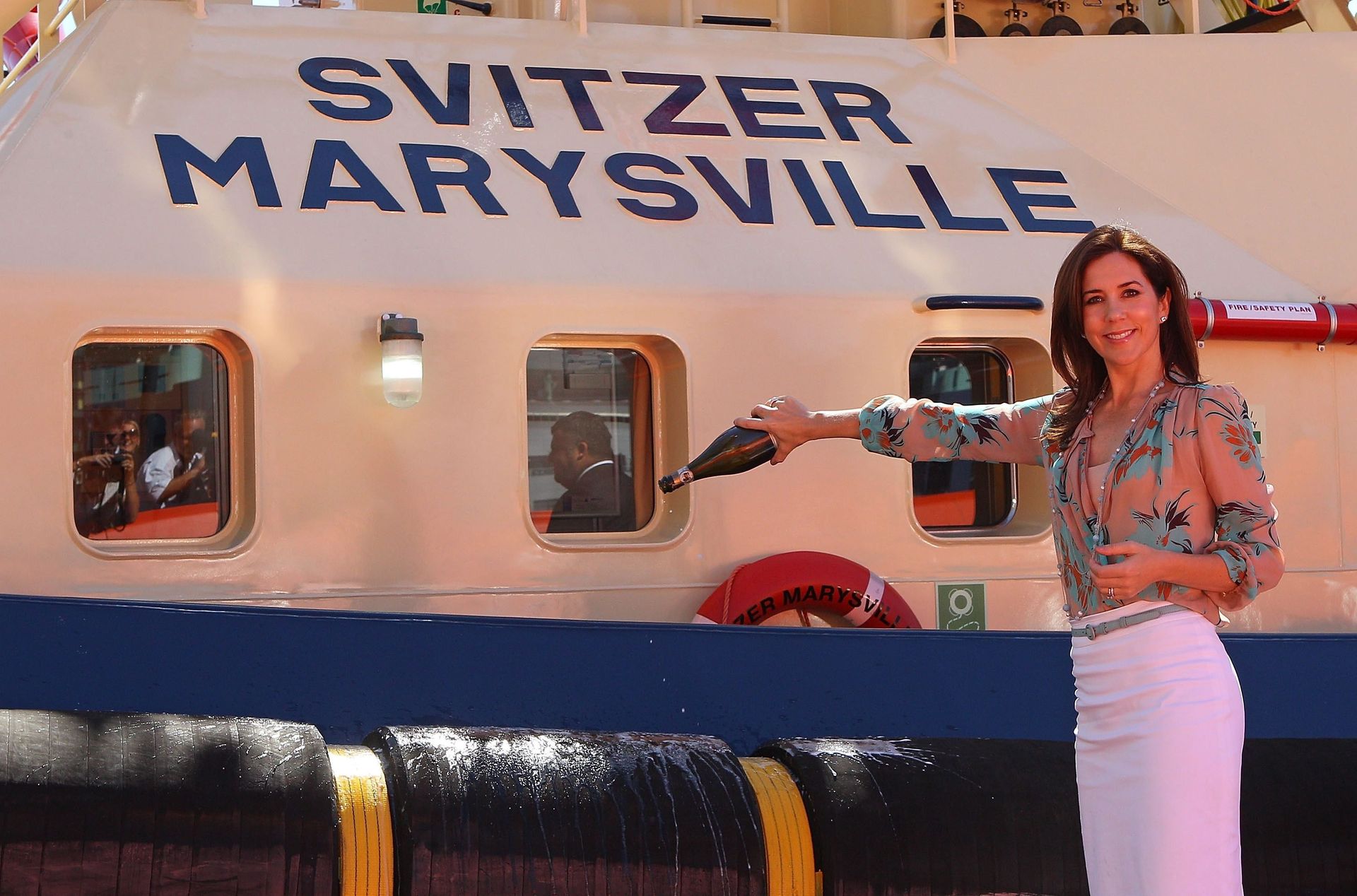 Wat nou als je de fles champagne niet opdrinkt? Je doopt een schip, zoals prinses Mary met de tugboat 'Svitzer Marysville' in 2011.
