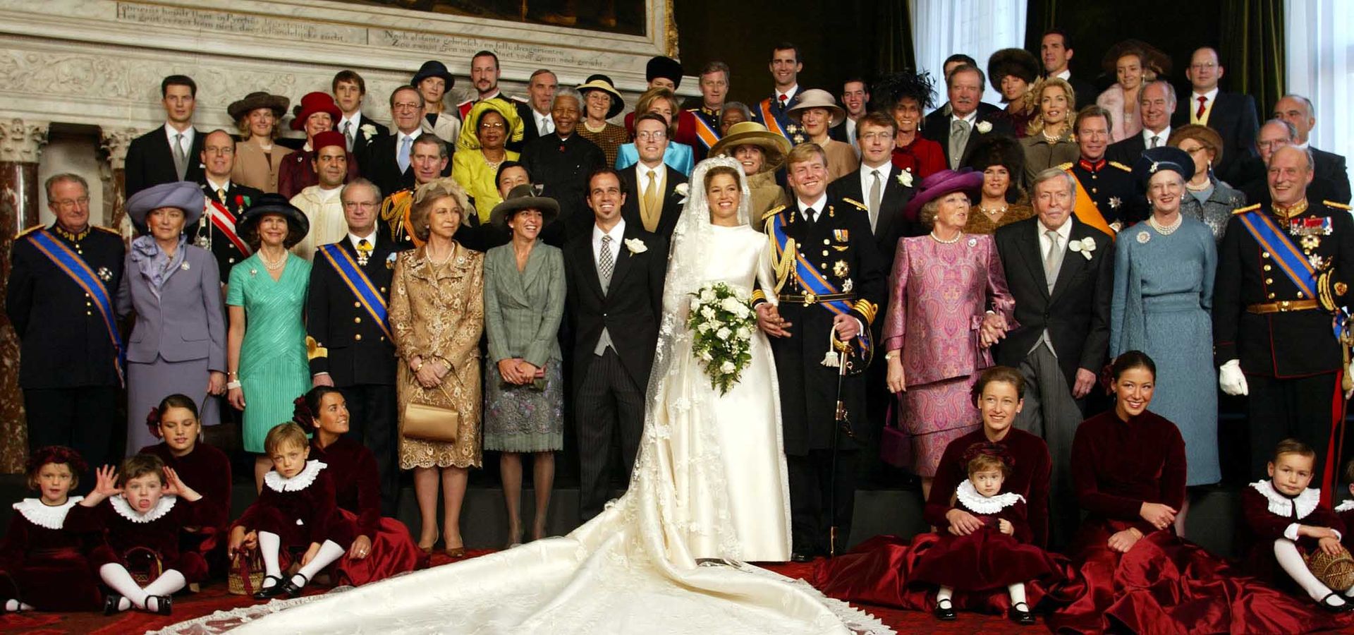 Inés (linksonder) was bruidsmeisje bij het huwelijk van Máxima en Willem-Alexander - 2002