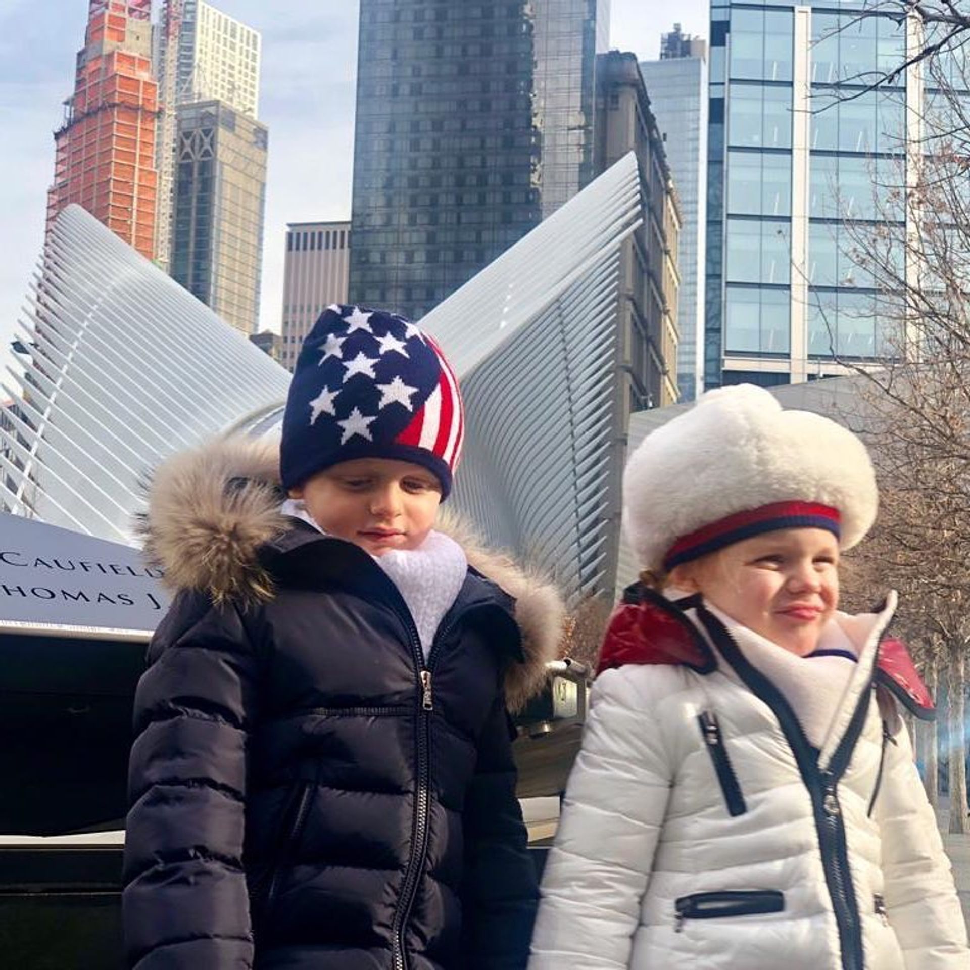 Prinses Charlène deelde op Instagram deze foto van haar tweeling: hun eerste reisje naar New York,