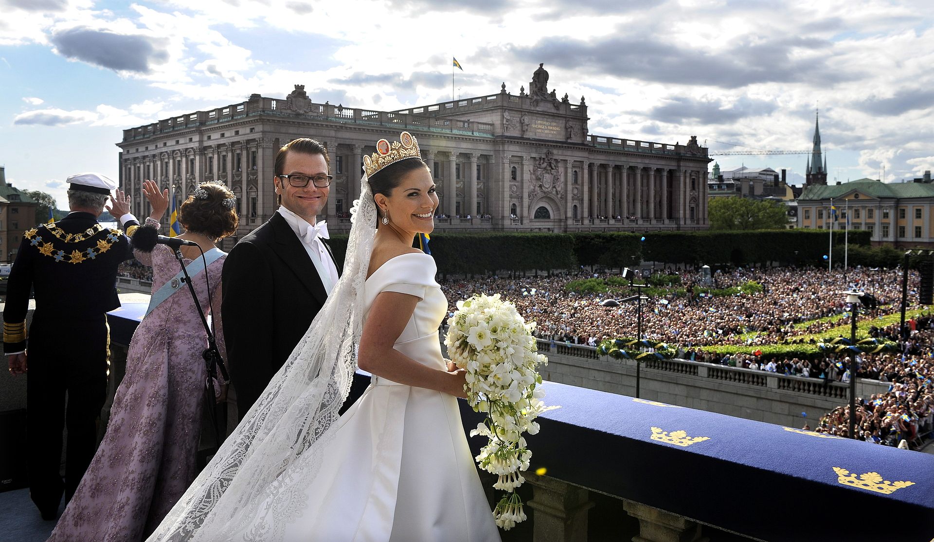 Tijdens de balkonscène uiten Victoria en Daniel hun dank aan het Zweedse volk.
